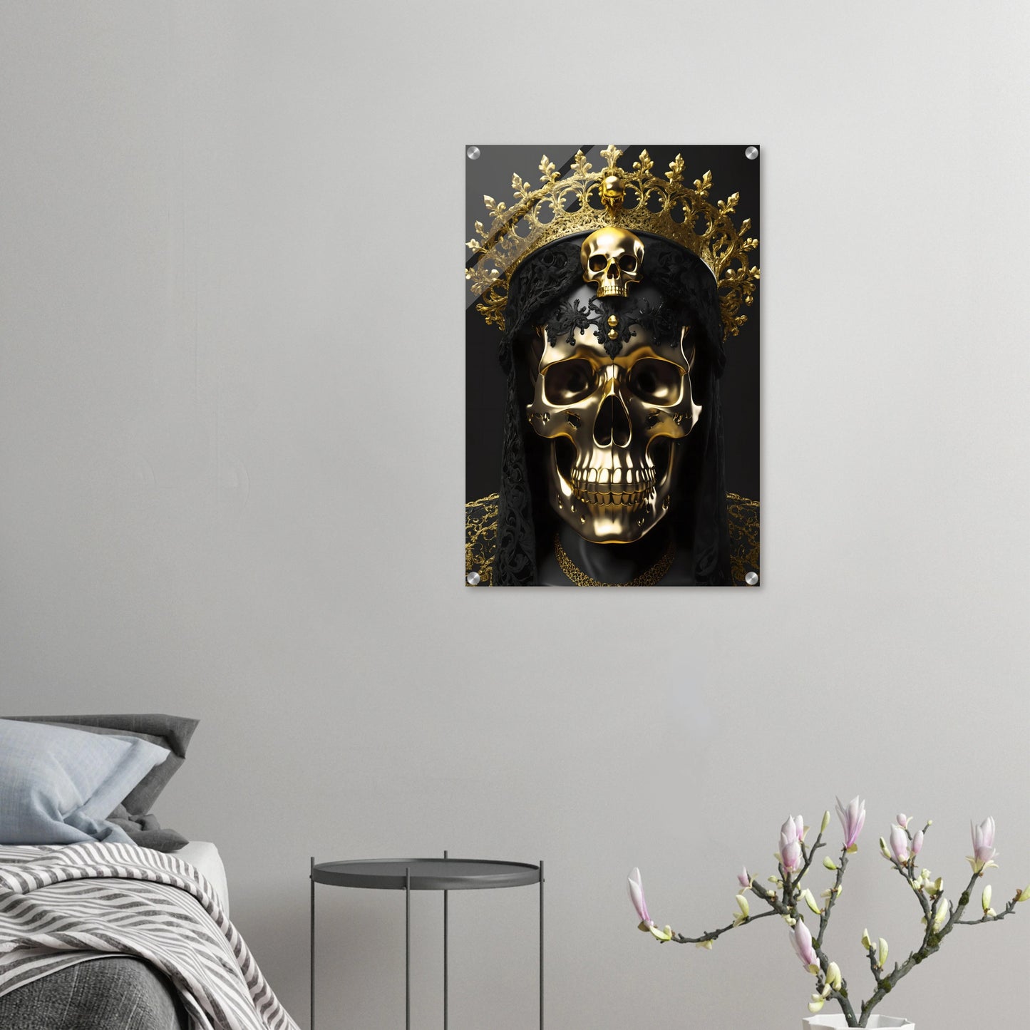 Modernes Wandbild eines golden glänzenden Schädels mit einer großen, filigranen Goldkrone vor dunklem Hintergrund. 50x75 cm. Acryl