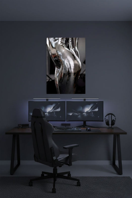 Abstraktes Wandbild einer weiblichen Silhouette in glänzender, flüssiger Chrom-Optik mit detaillierten Silber-Reflexionen. Brushed