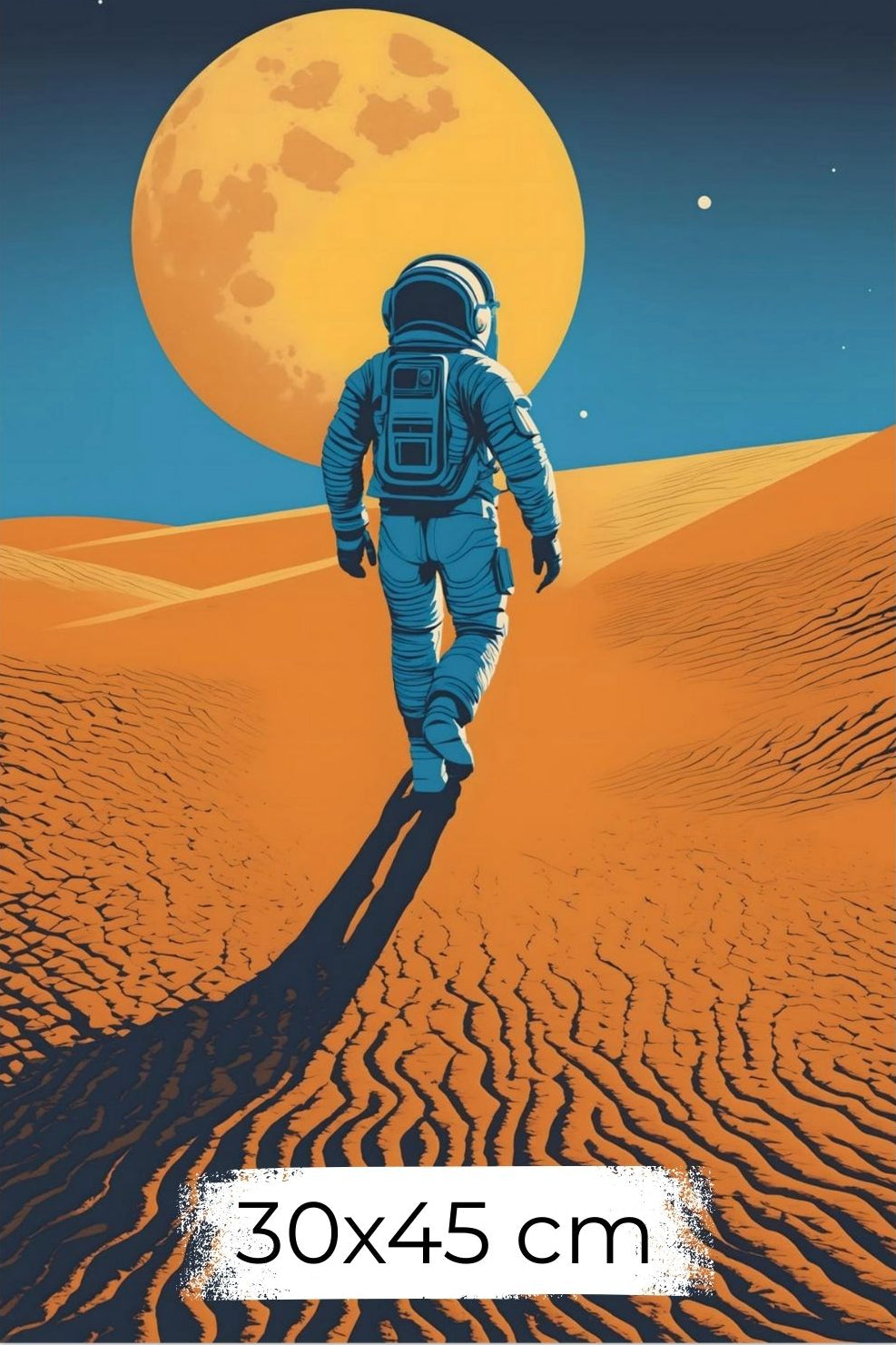 Minimalistisches Wandbild eines Astronauten, der in einer Wüste auf einen riesigen orangefarbenen Planeten zugeht. Dibond