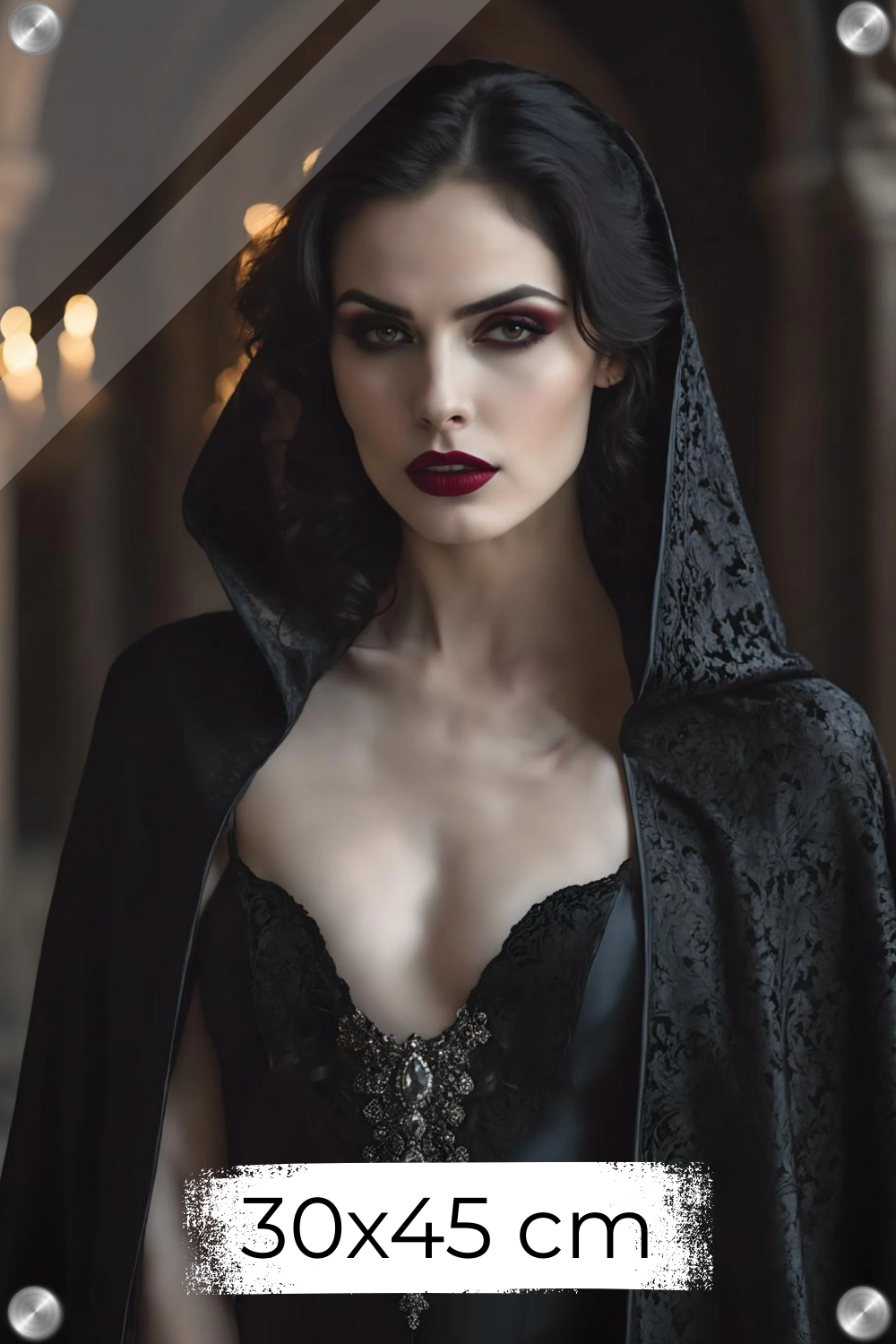 Hochwertiges Porträt einer Frau mit dunklen Haaren und roten Lippen, die einen schwarzen Spitzenumhang mit Kapuze vor einem Hintergrund mit brennenden Kerzen trägt. Acryl. 30x45 cm