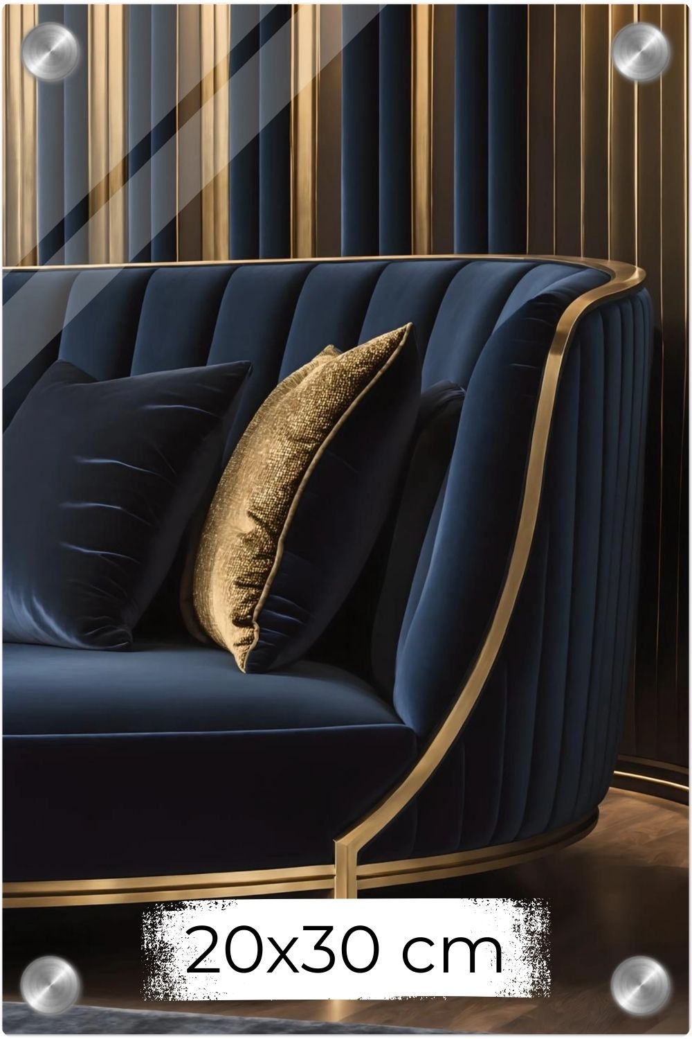 Detailaufnahme eines dunkelblauen Samtsofas mit goldenen Rahmen und Kissen vor einer gold-gestreiften Wand. Acryl 20x30 cm