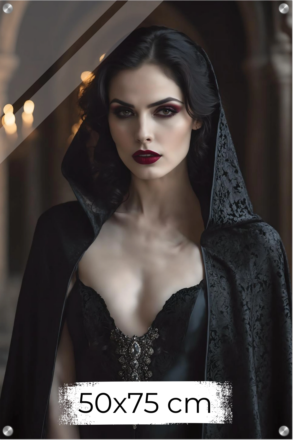 Hochwertiges Porträt einer Frau mit dunklen Haaren und roten Lippen, die einen schwarzen Spitzenumhang mit Kapuze vor einem Hintergrund mit brennenden Kerzen trägt. Acryl. 50x75 cm