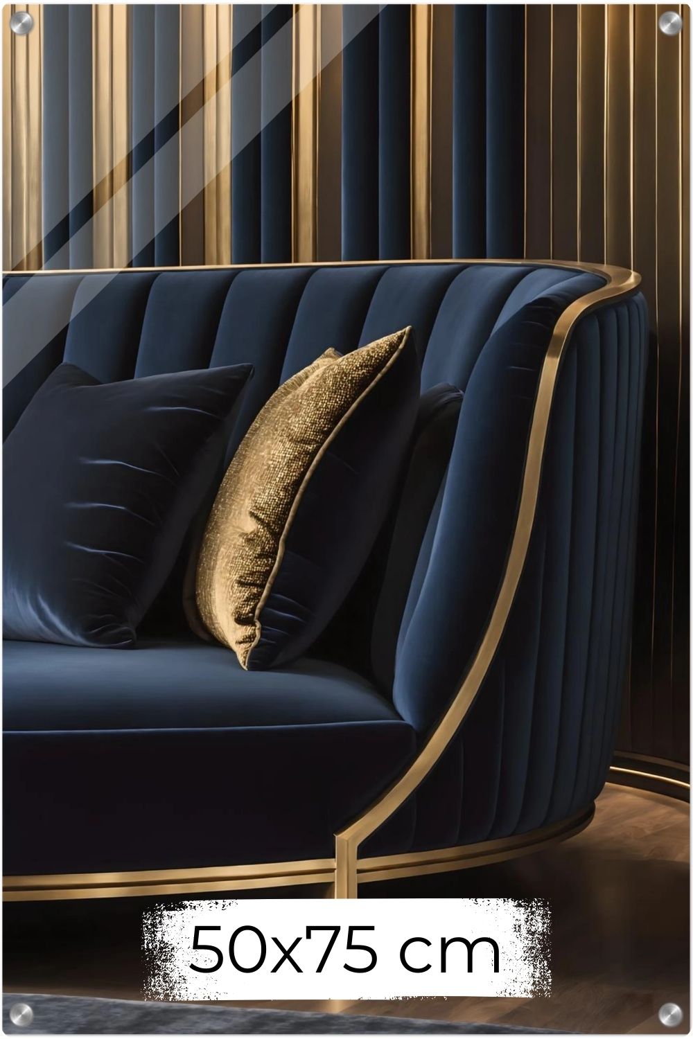 Detailaufnahme eines dunkelblauen Samtsofas mit goldenen Rahmen und Kissen vor einer gold-gestreiften Wand. Acryl 50x75 cm