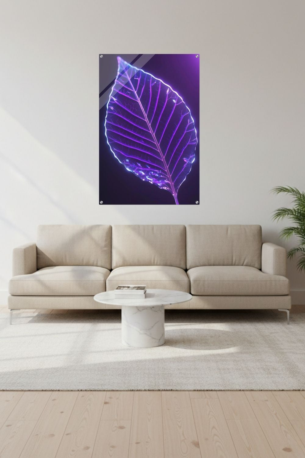 Detailliertes Wandbild eines transparenten Blattes in Glas-Optik mit violett und blau leuchtenden Adern vor einem dunklen Hintergrund. Acryl