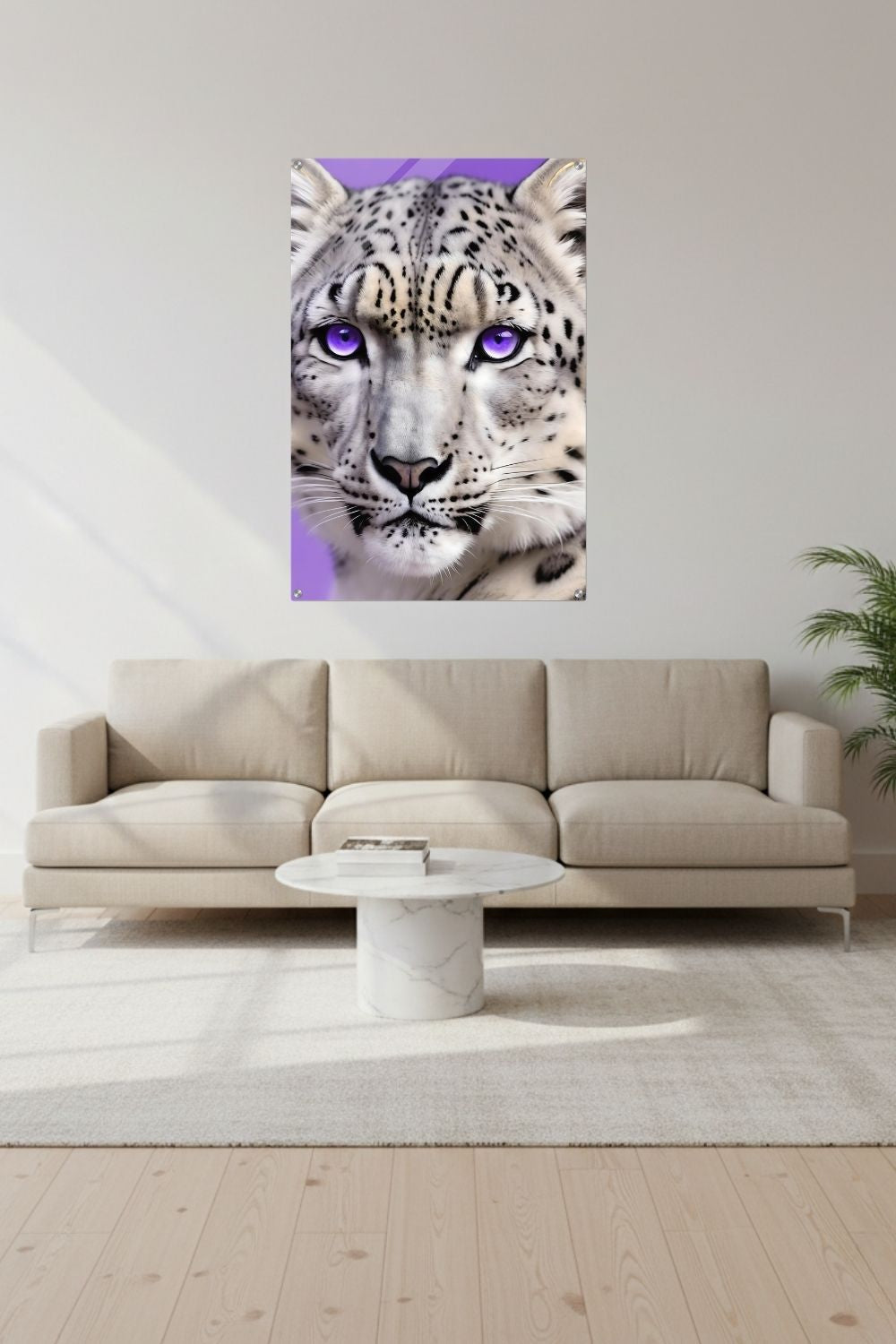 Detailliertes Porträt eines Schneeleoparden mit intensiv leuchtenden violetten Augen vor einem fliederfarbenen Hintergrund. Acryl