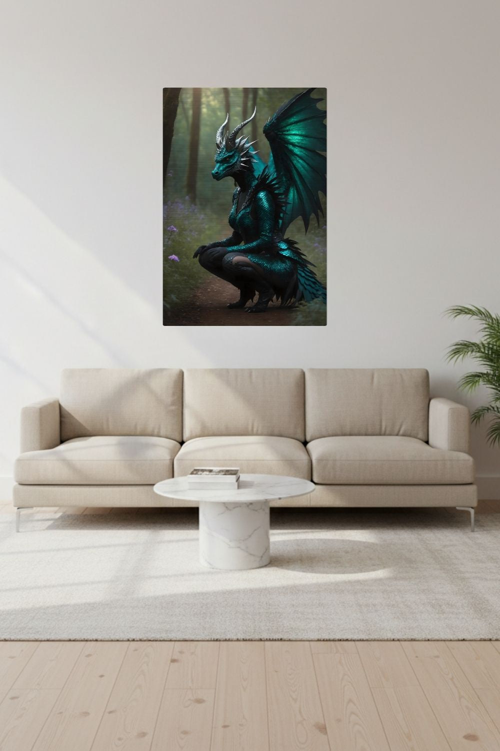 Detailreiches Fantasy-Wandbild einer knienden Frauengestalt mit smaragdgrüner Drachenhaut, Hörnern und großen Flügeln auf einem Waldweg Brushed