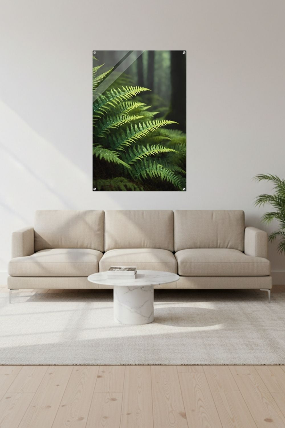 Nahaufnahme von grünen Farnwedeln mit Tautropfen in einem dichten, nebligen Wald mit weichem Hintergrund. Acryl