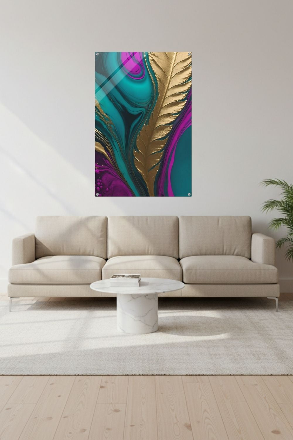 Abstraktes Wandbild mit einer großen goldenen Feder vor einem Hintergrund aus flüssigen Farbverläufen in Türkis, Blau und Magenta. Acryl