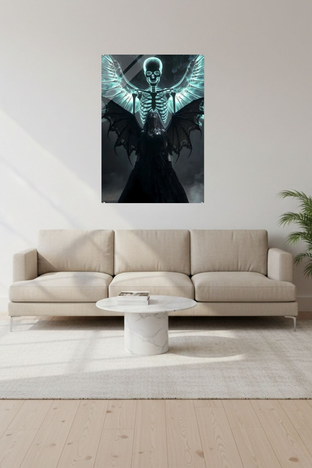 Düsteres Fantasy-Wandbild einer Frau in schwarzem Kleid mit großen Flügeln und einem leuchtenden Skelett-Engel im Hintergrund. Acryl