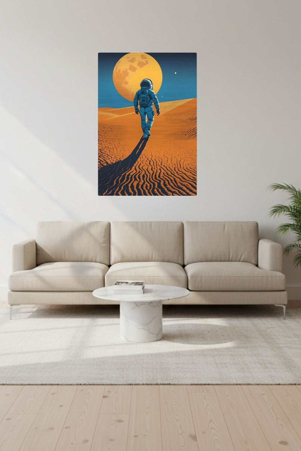 Minimalistisches Wandbild eines Astronauten, der in einer Wüste auf einen riesigen orangefarbenen Planeten zugeht. Brushed
