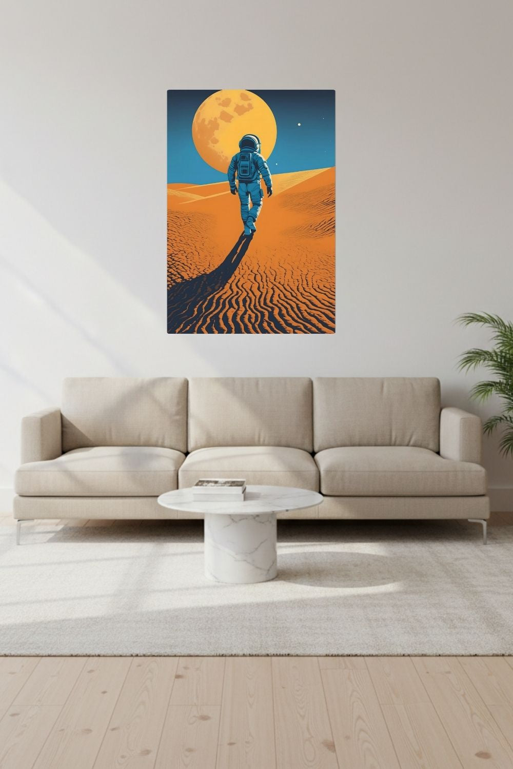 Minimalistisches Wandbild eines Astronauten, der in einer Wüste auf einen riesigen orangefarbenen Planeten zugeht. Dibond