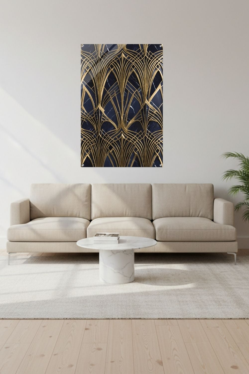 Modernes Wandbild mit goldenen, symmetrischen Art-Déco-Bögen auf einem dunkelblauen, marmorierten Hintergrund. Acryl