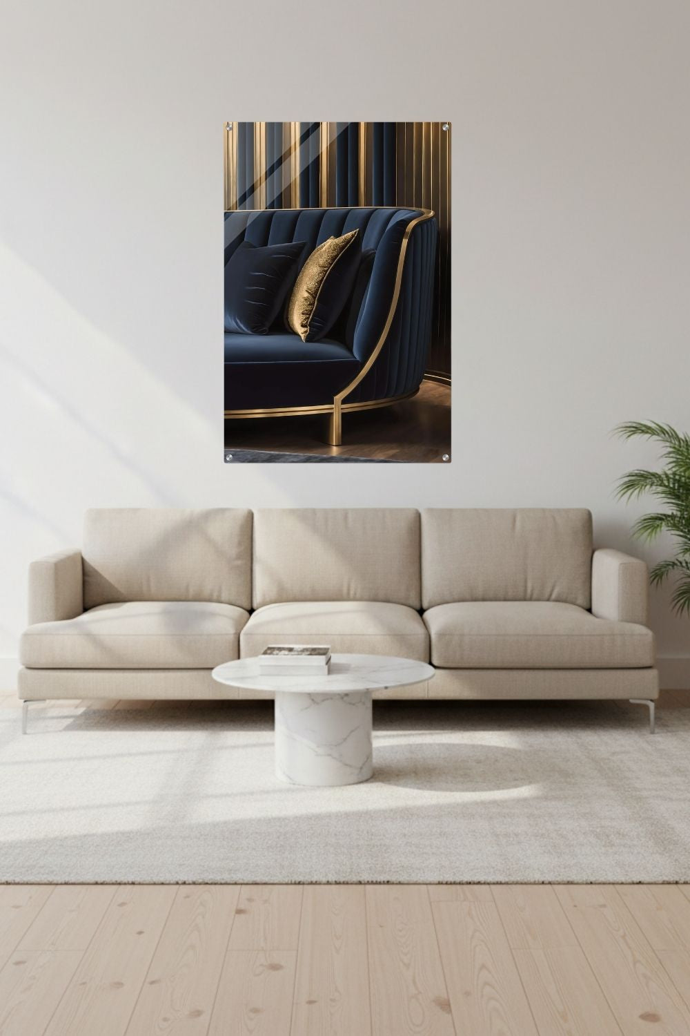 Detailaufnahme eines dunkelblauen Samtsofas mit goldenen Rahmen und Kissen vor einer gold-gestreiften Wand. Acryl