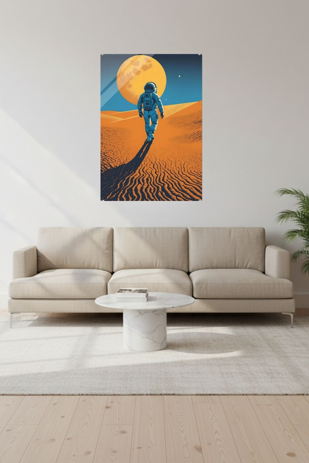 Minimalistisches Wandbild eines Astronauten, der in einer Wüste auf einen riesigen orangefarbenen Planeten zugeht. Acryl