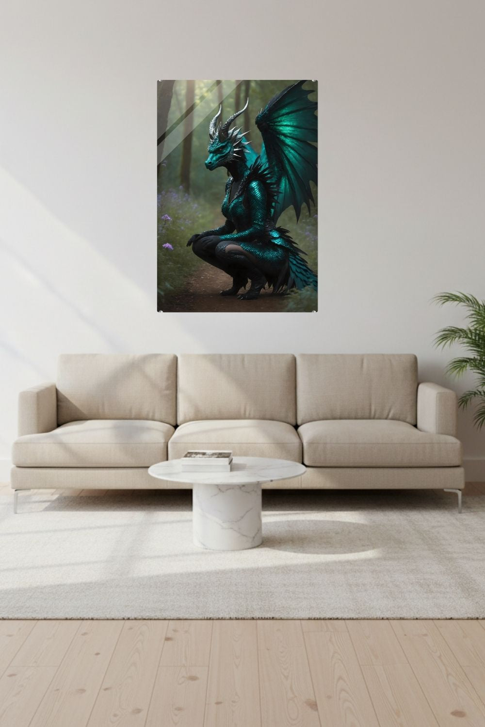 Detailreiches Fantasy-Wandbild einer knienden Frauengestalt mit smaragdgrüner Drachenhaut, Hörnern und großen Flügeln auf einem Waldweg Acryl