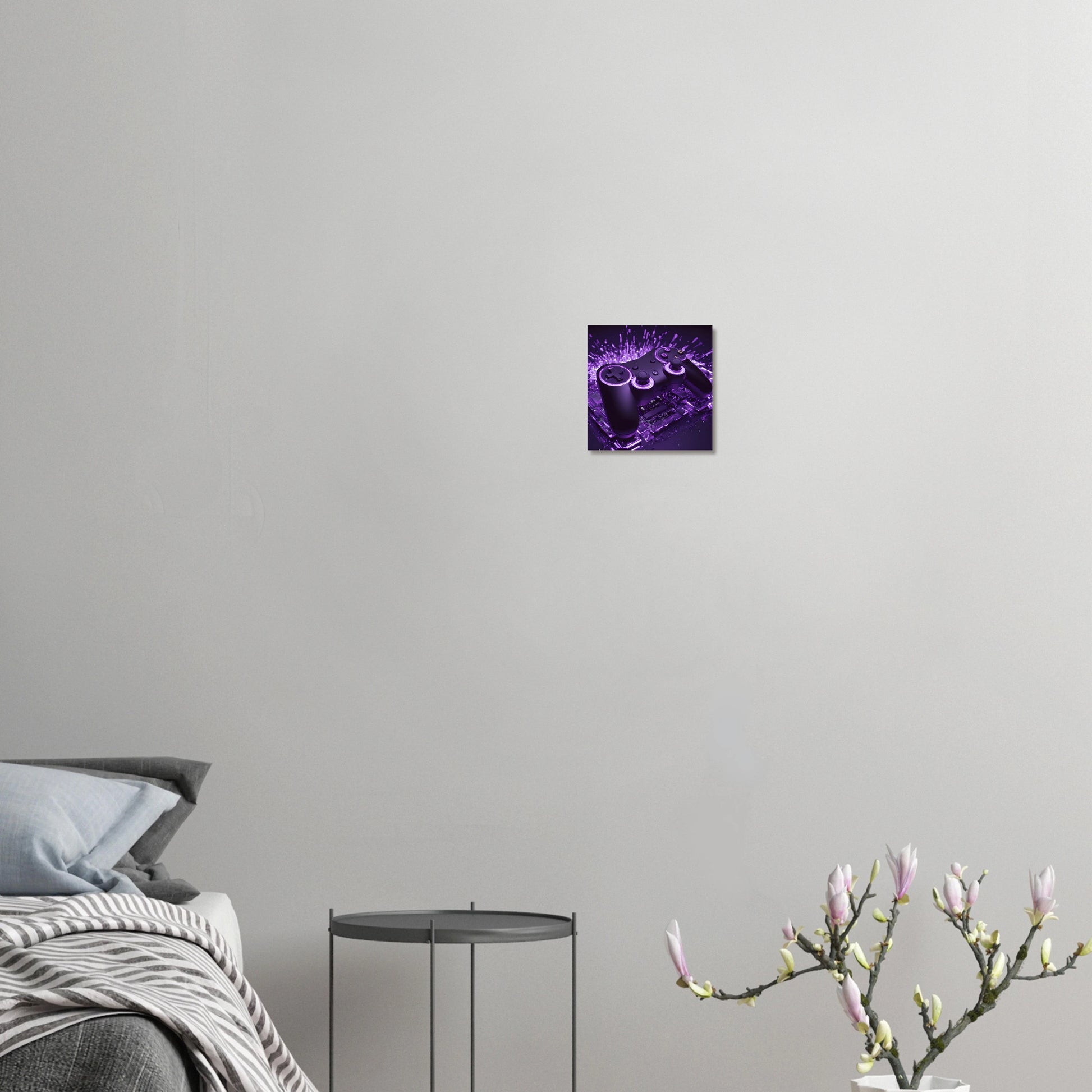Modernes Gaming-Wandbild mit einem schwarzen Controller, der von violettem Neonlicht und Lichtpartikeln umgeben ist. 20x20 cm. Dibond