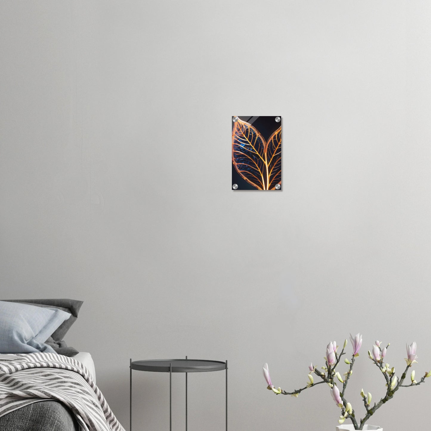 Modernes Wandbild mit zwei goldenen, gläsernen Blättern in Makroaufnahme auf dunklem Hintergrund, Format 20x30 cm. Acryl