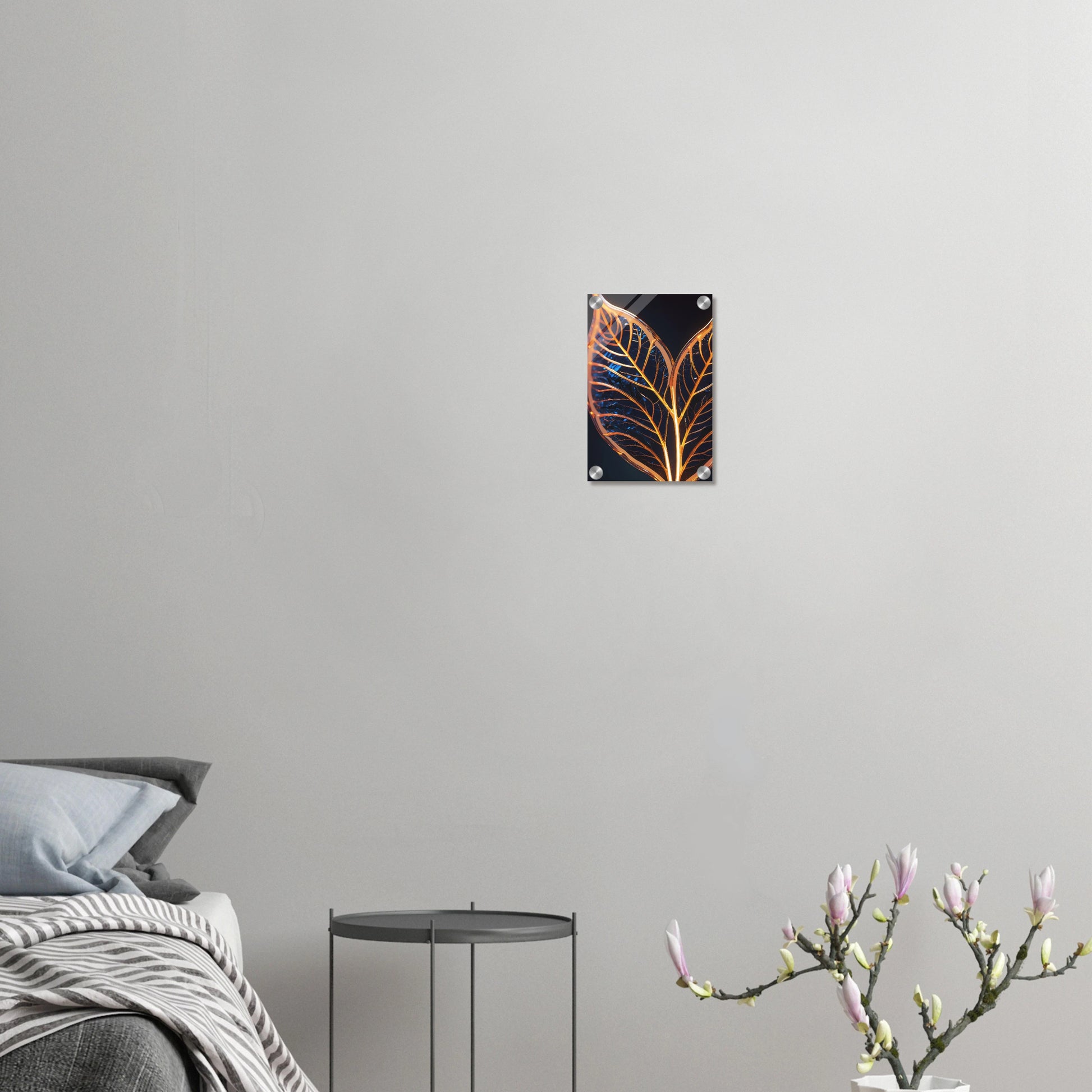 Modernes Wandbild mit zwei goldenen, gläsernen Blättern in Makroaufnahme auf dunklem Hintergrund, Format 20x30 cm. Acryl