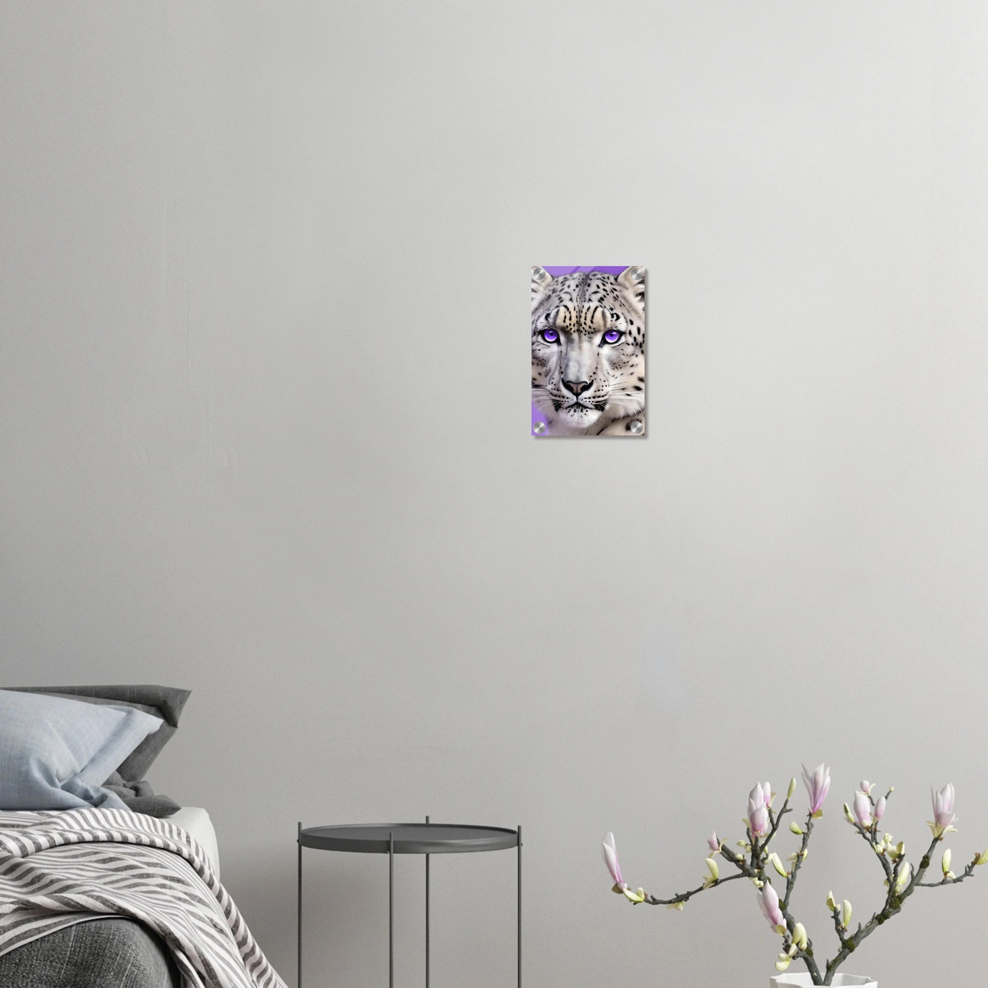 Nahaufnahme eines Schneeleoparden-Gesichts mit auffälligen, leuchtend violetten Augen vor einem hellvioletten Hintergrund. 20x30 cm. Acryl