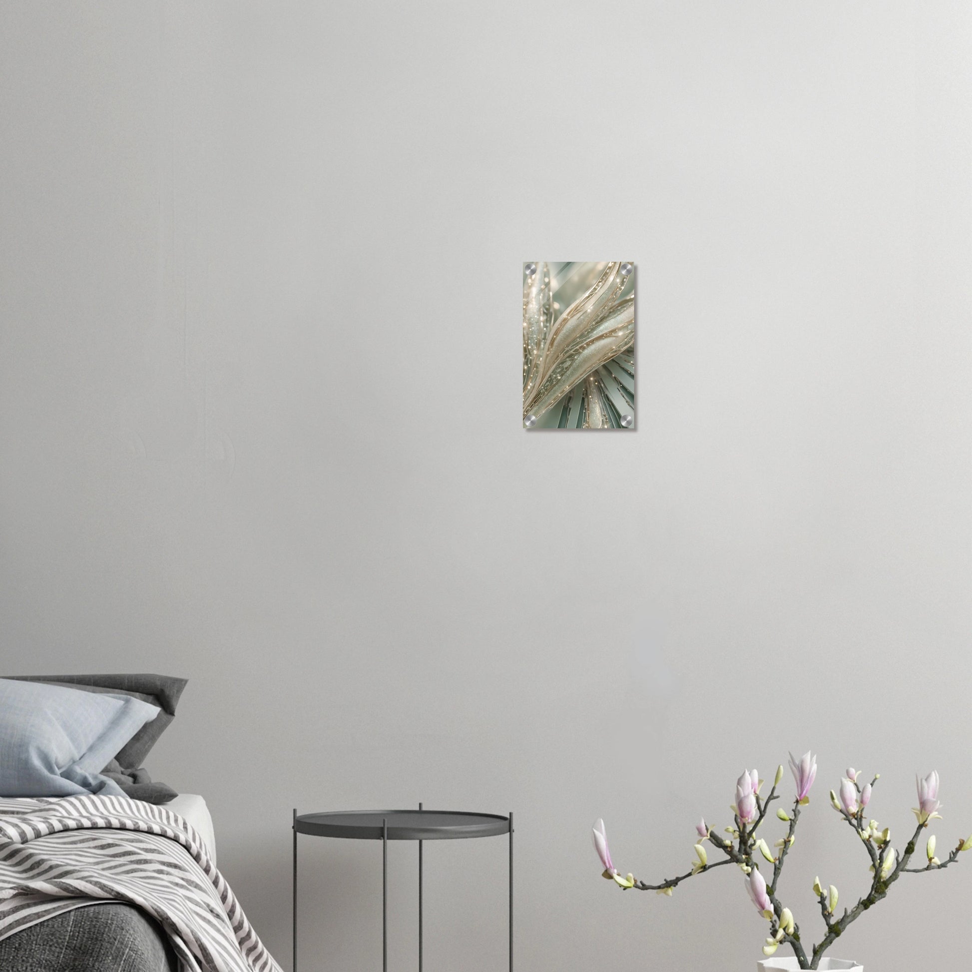 Abstraktes Kunstwerk mit organischen, cremefarbenen Strukturen, glitzernden Kristalldetails und weißen Perlen. 20x30 cm. Acryl