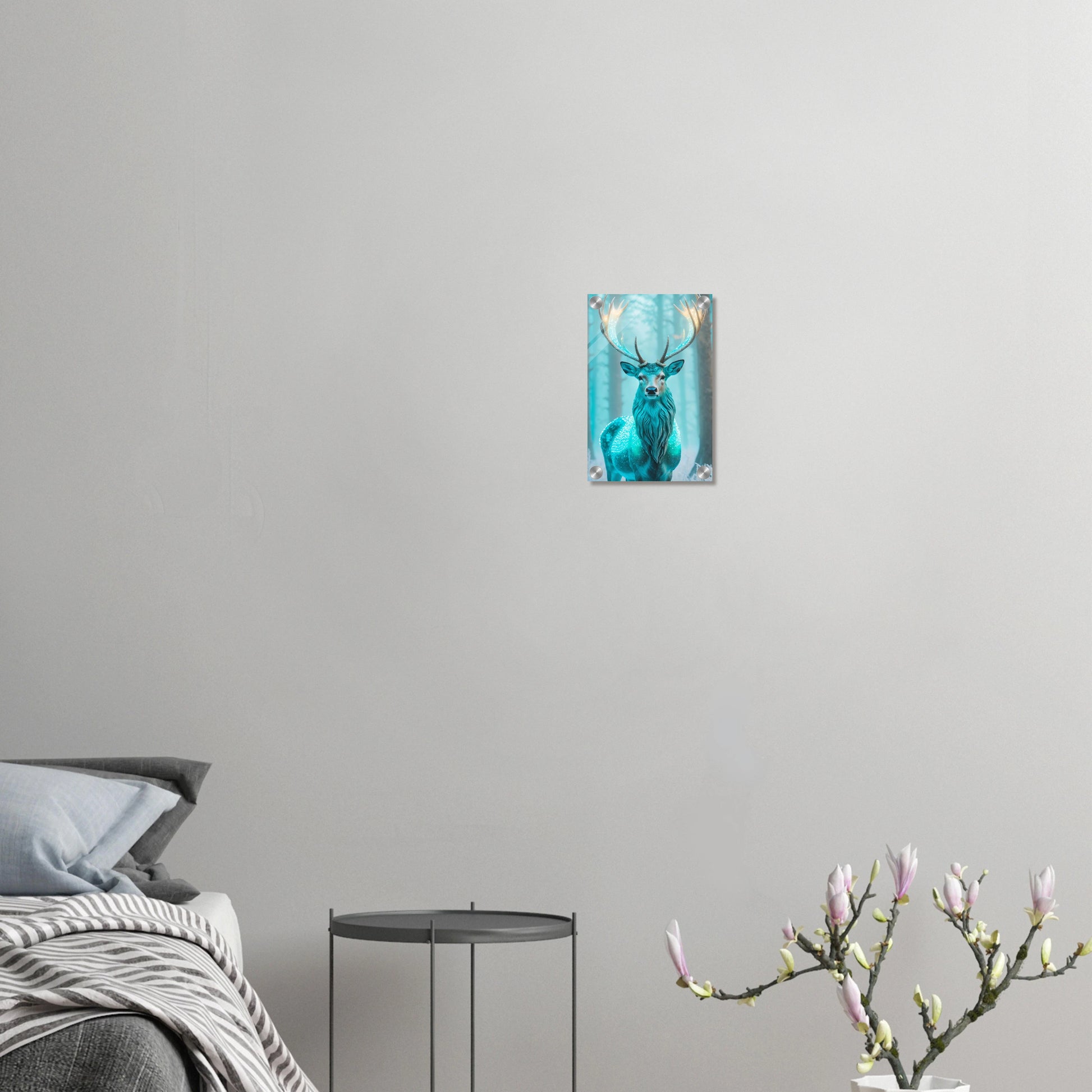 Digitales Kunstwerk eines Hirsches mit einem hell leuchtenden, kristallinen Geweih in einem nebligen blauen Winterwald. 20x30 cm. Acryl