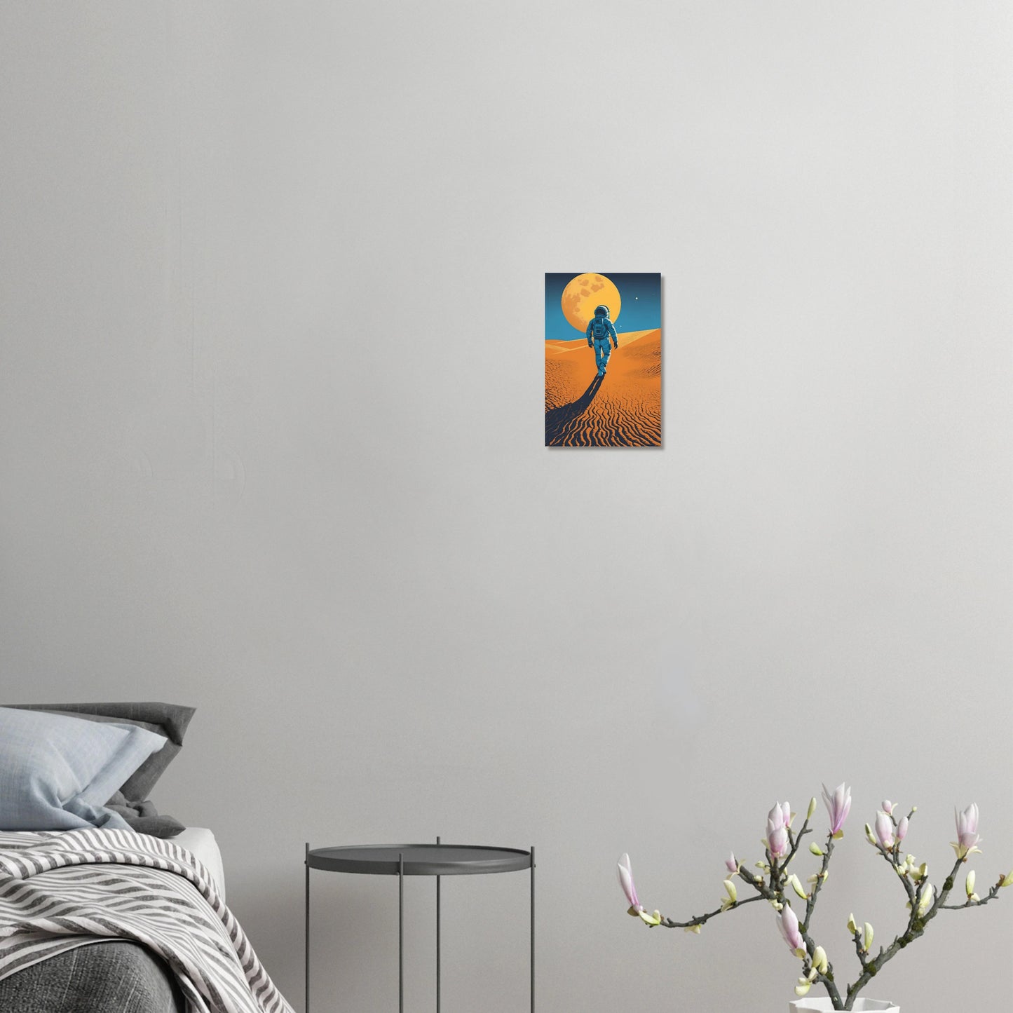 Illustration eines Astronauten, der bei Nacht durch eine orangefarbene Wüstenlandschaft unter einem großen Vollmond wandert. 20x30 cm. Dibond