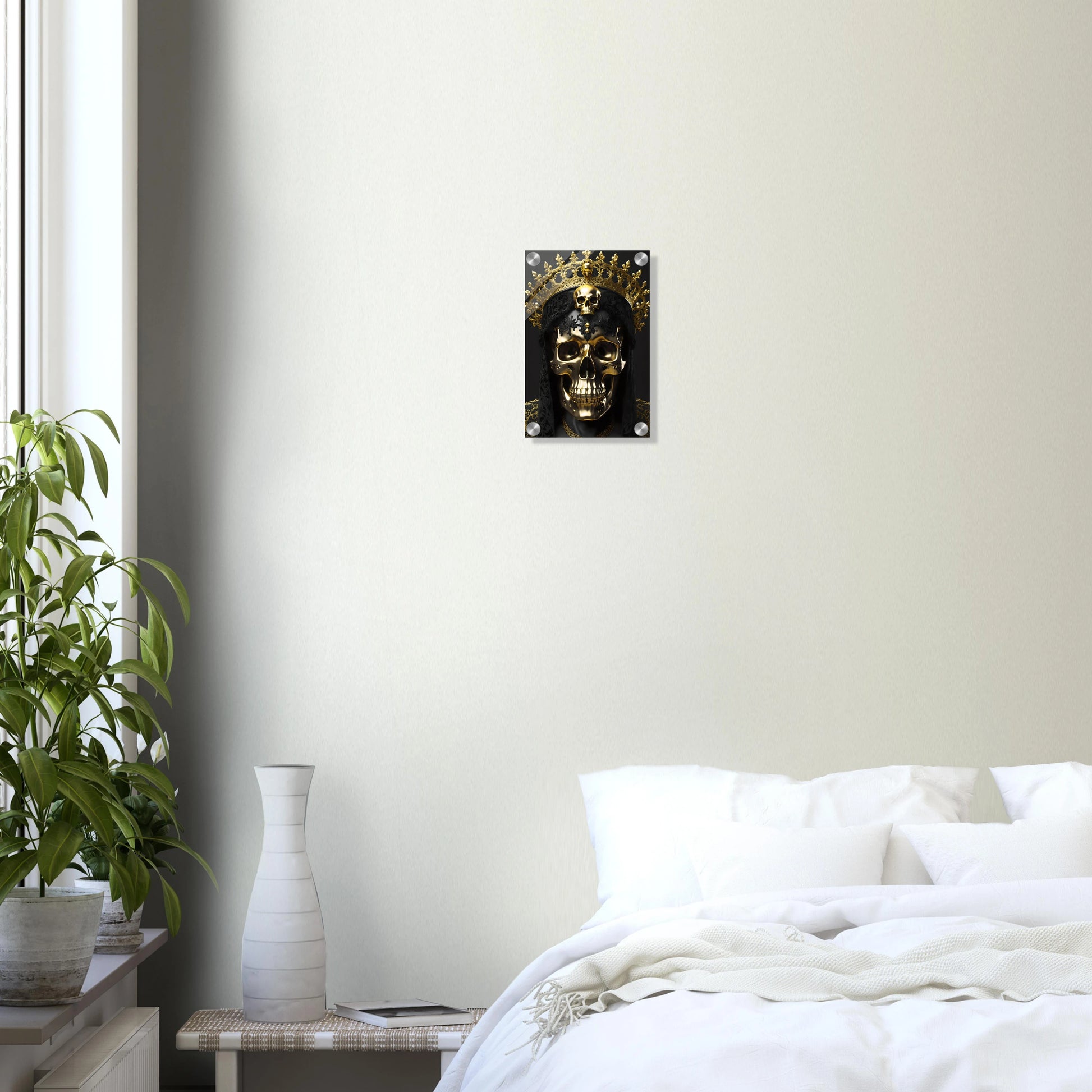 Modernes Wandbild eines golden glänzenden Schädels mit einer großen, filigranen Goldkrone vor dunklem Hintergrund. 20x30 cm. Acryl