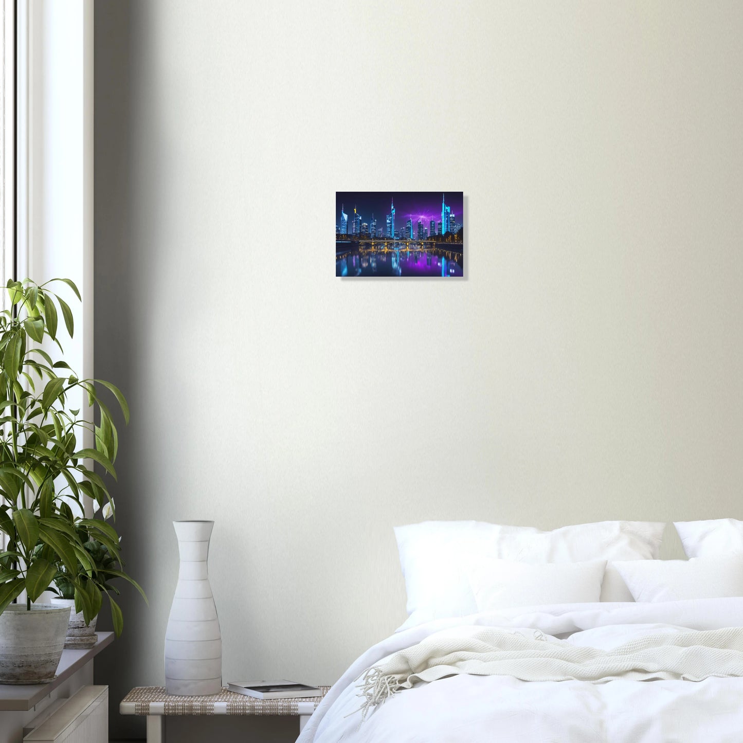 Modernes Wandbild der Frankfurter Skyline bei Nacht mit beleuchteten Wolkenkratzern und violetten Lichteffekten am Himmel. 20x30 cm. Dibond