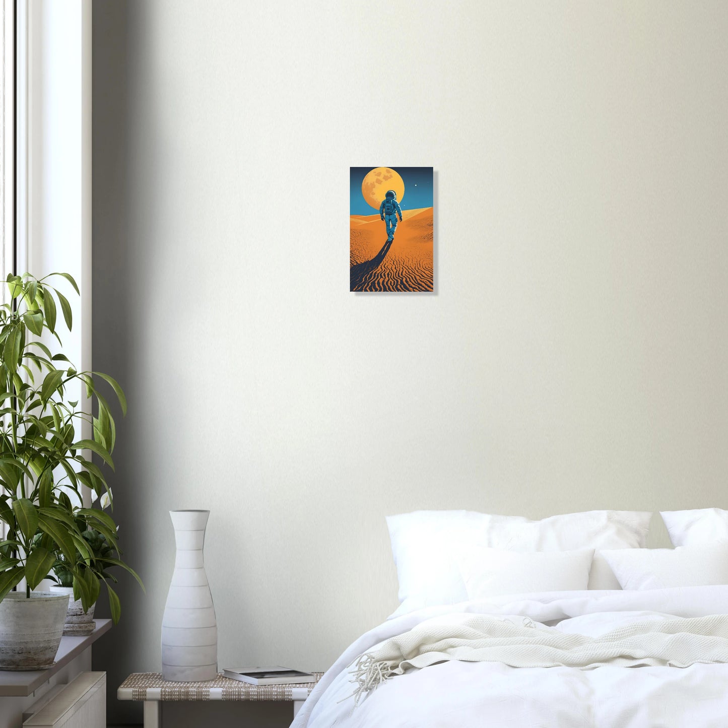 Illustration eines Astronauten, der bei Nacht durch eine orangefarbene Wüstenlandschaft unter einem großen Vollmond wandert. 20x30 cm. Dibond