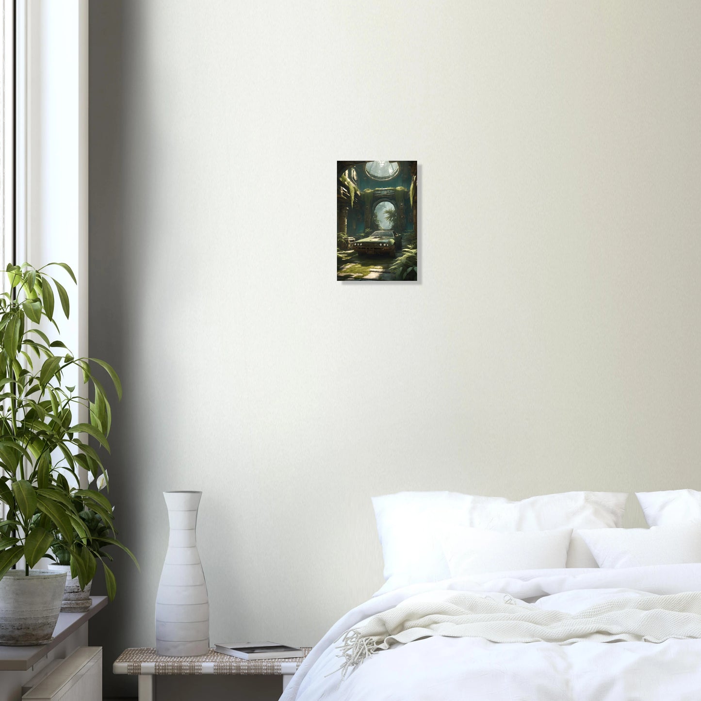 Digitales Kunstwerk eines alten, grünen Autos in einer großen, von Pflanzen und Moos bewachsenen Tempel-Ruine mit Lichteinfall von oben. 20x30 cm. Dibond