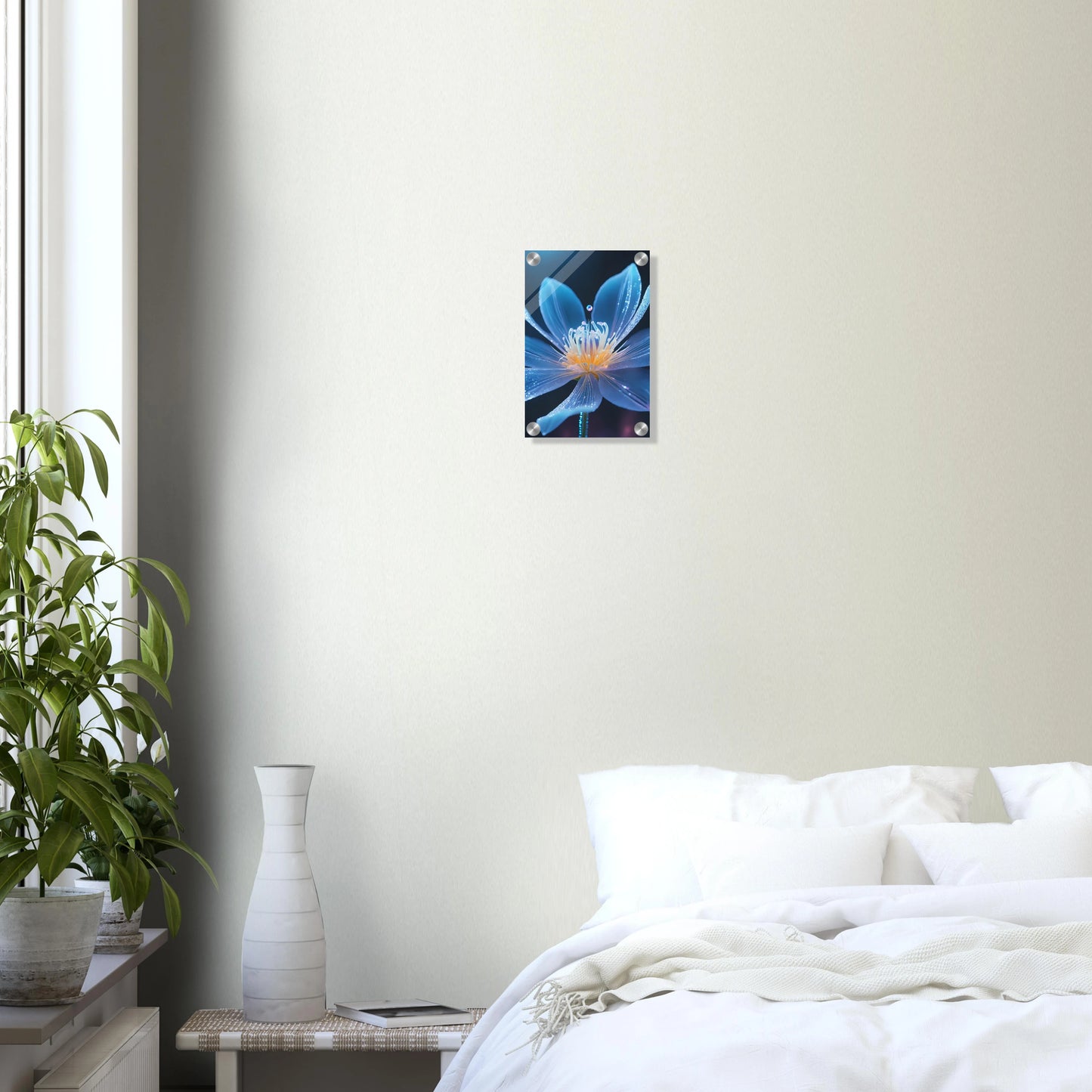 Digitales Wandbild einer blau leuchtenden Blüte mit goldenem Kern und schimmernden Lichtpartikeln auf dunklem Grund. 20x30 cm. Acryl