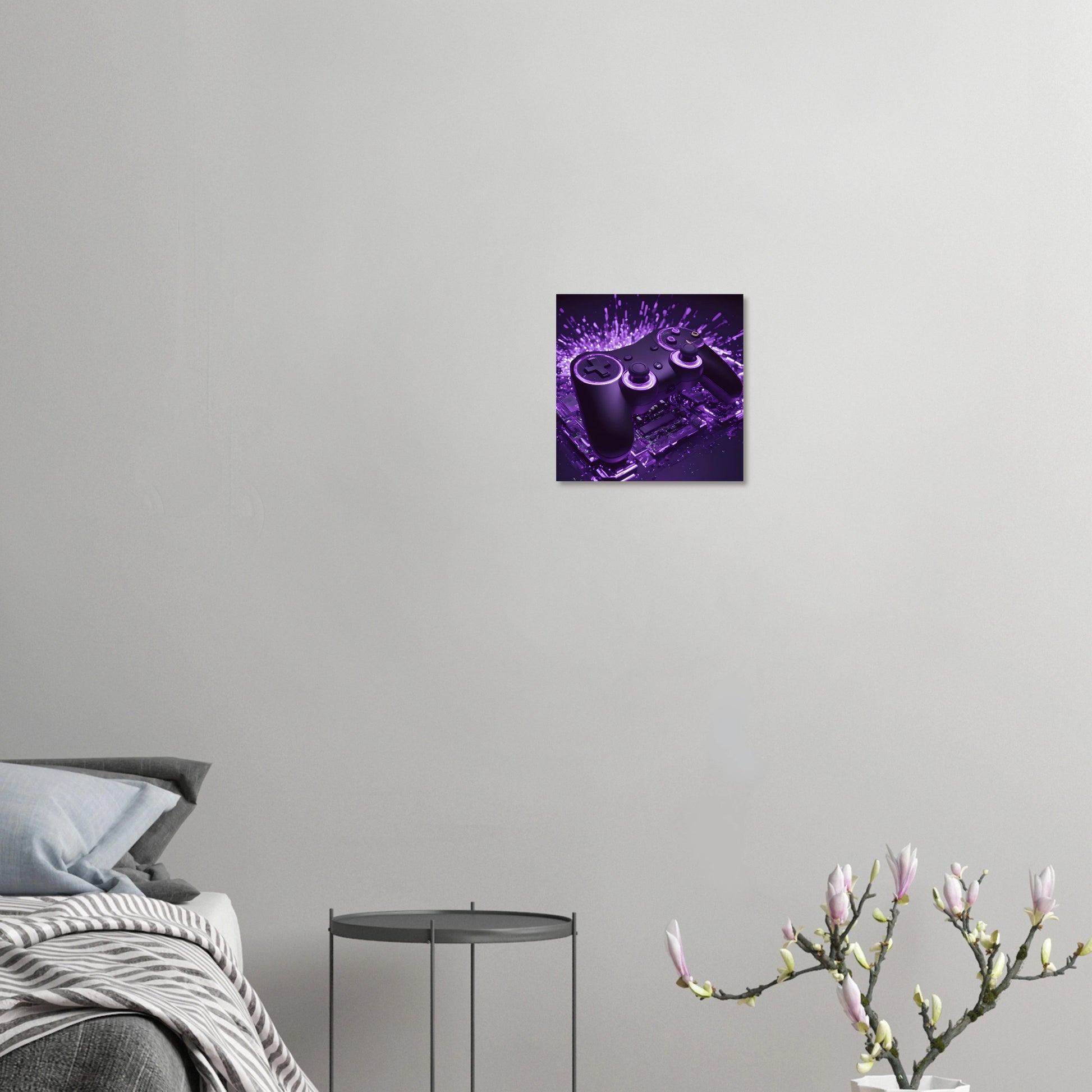 Modernes Gaming-Wandbild mit einem schwarzen Controller, der von violettem Neonlicht und Lichtpartikeln umgeben ist. 30x30 cm. Dibond