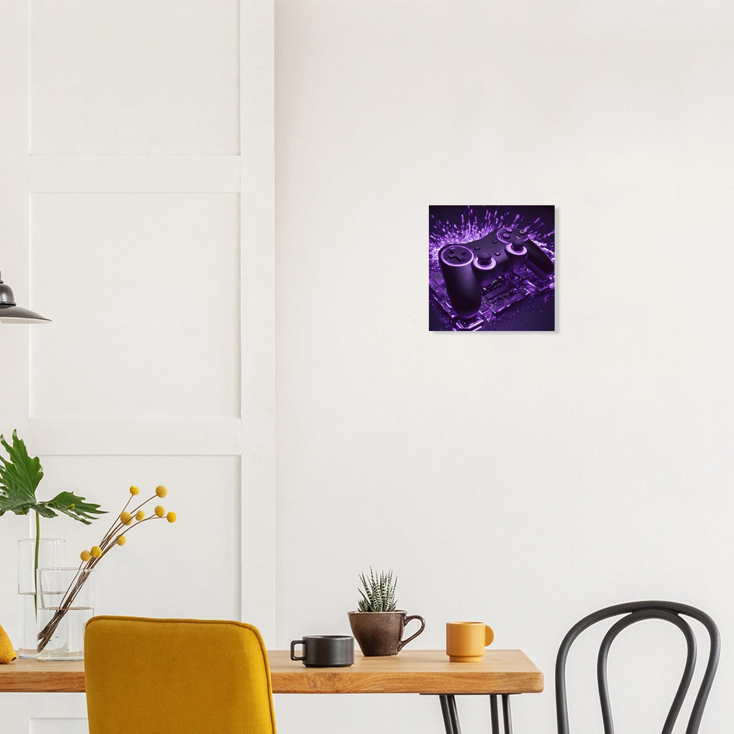 Modernes Gaming-Wandbild mit einem schwarzen Controller, der von violettem Neonlicht und Lichtpartikeln umgeben ist. 30x30 cm. Dibond