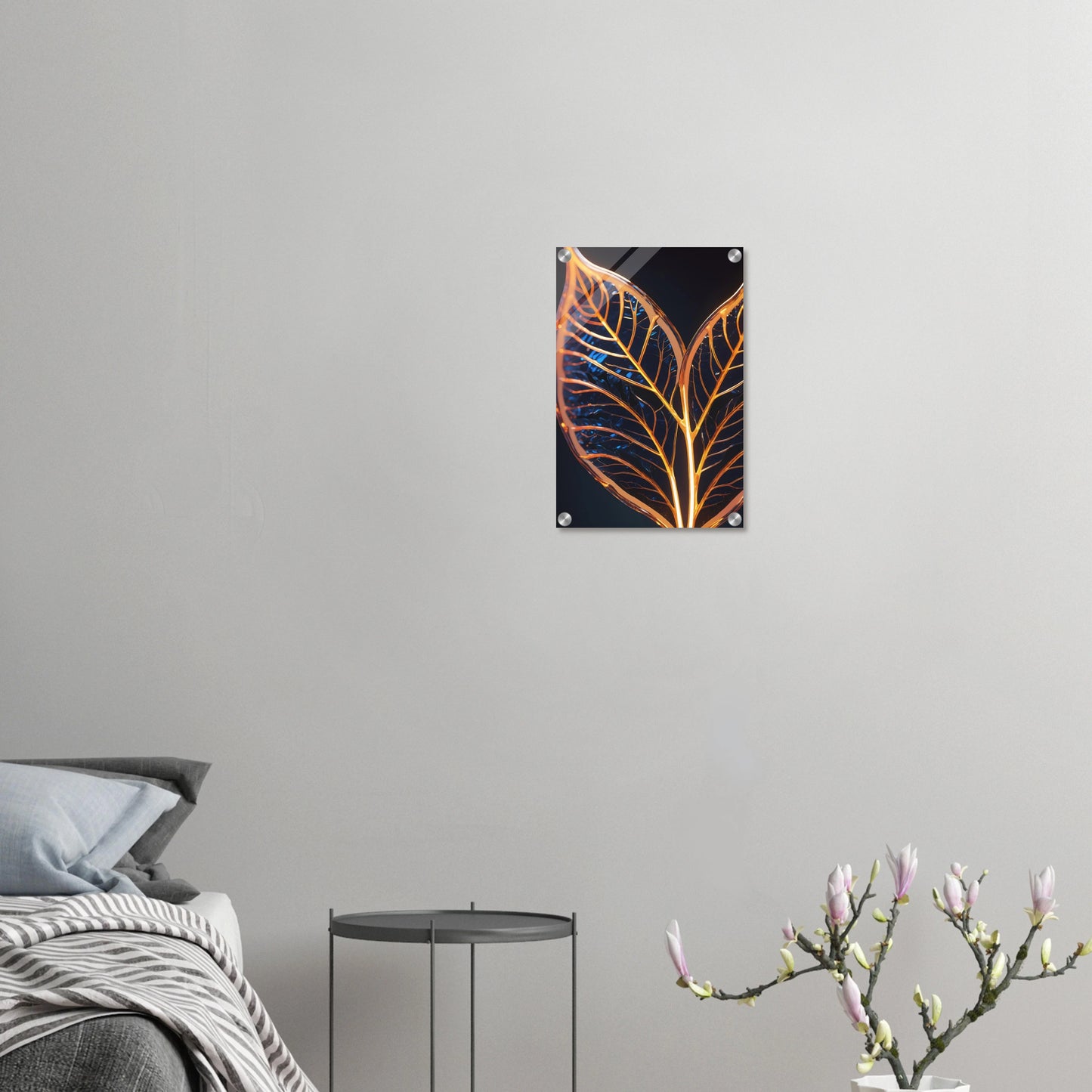 Modernes Wandbild mit zwei goldenen, gläsernen Blättern in Makroaufnahme auf dunklem Hintergrund, Format 30x45 cm. Acryl