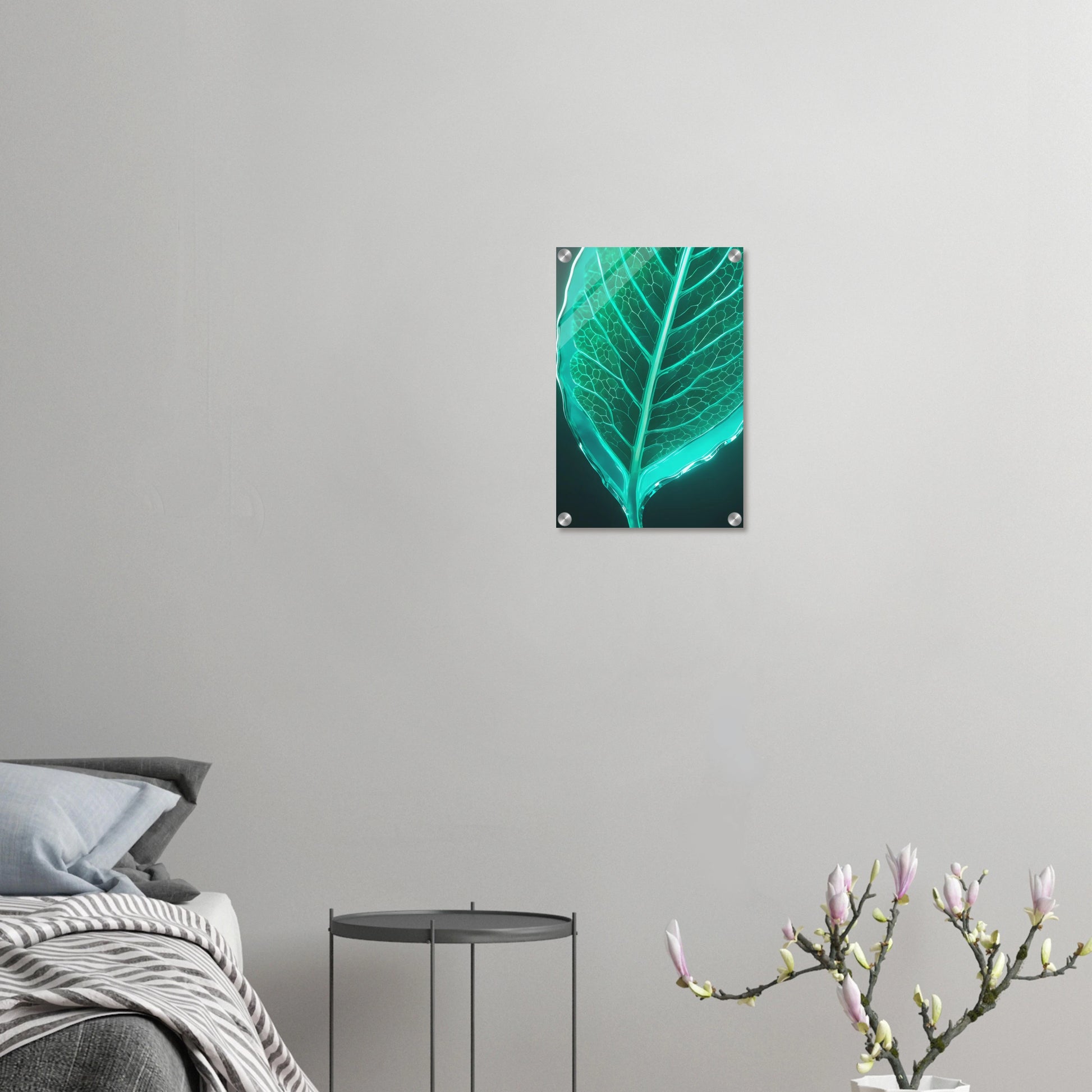 Modernes Wandbild eines leuchtenden, türkisfarbenen Blattes in transparenter Glas-Optik mit sichtbaren Blattadern. 30x45 cm. Acryl