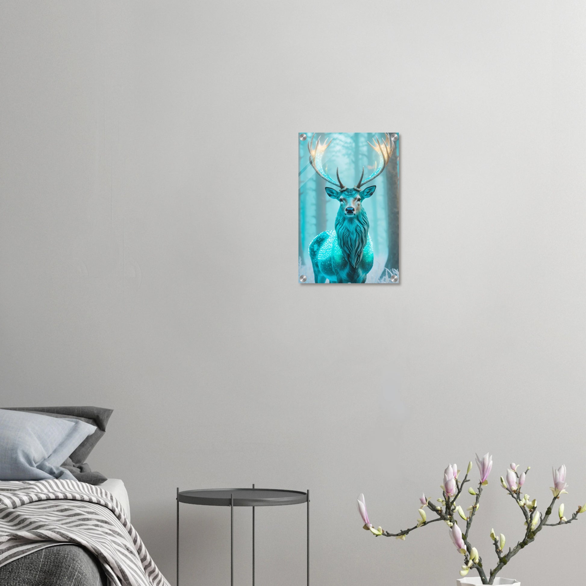 Digitales Kunstwerk eines Hirsches mit einem hell leuchtenden, kristallinen Geweih in einem nebligen blauen Winterwald. 30x45 cm. Acryl