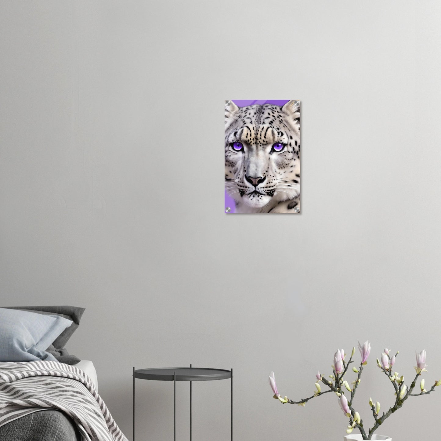 Nahaufnahme eines Schneeleoparden-Gesichts mit auffälligen, leuchtend violetten Augen vor einem hellvioletten Hintergrund. 30x45 cm. Acryl