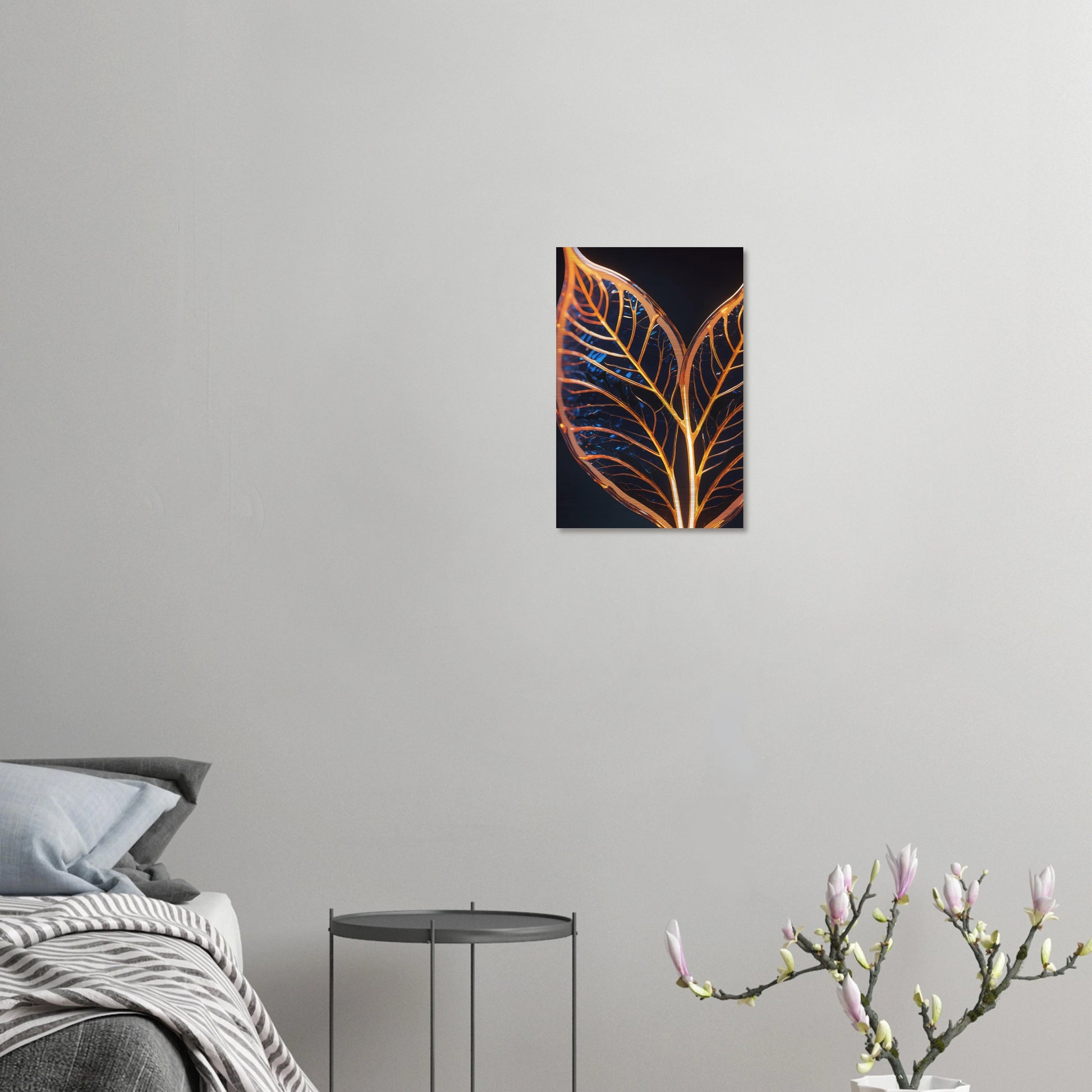 Modernes Wandbild mit zwei goldenen, gläsernen Blättern in Makroaufnahme auf dunklem Hintergrund, Format 30x45 cm. Brushed