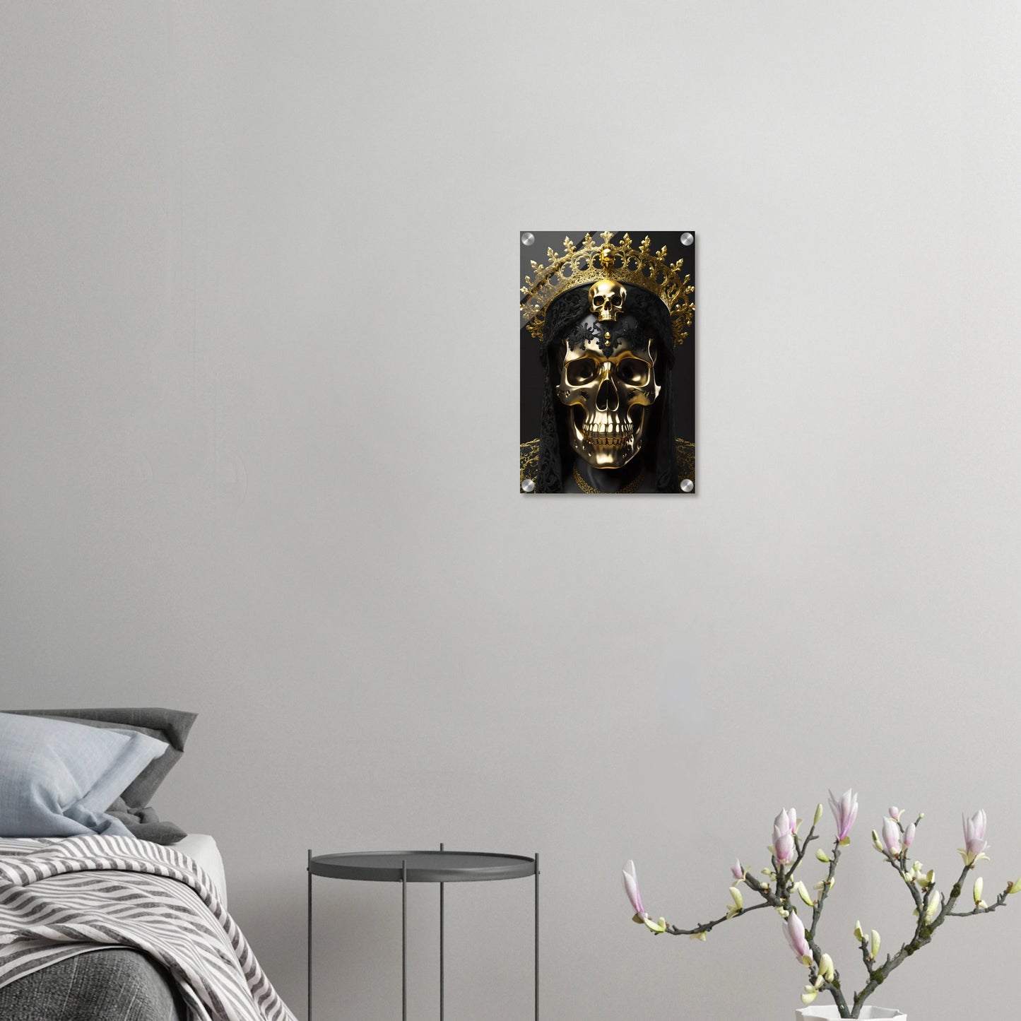 Modernes Wandbild eines golden glänzenden Schädels mit einer großen, filigranen Goldkrone vor dunklem Hintergrund. 30x45 cm. Acryl