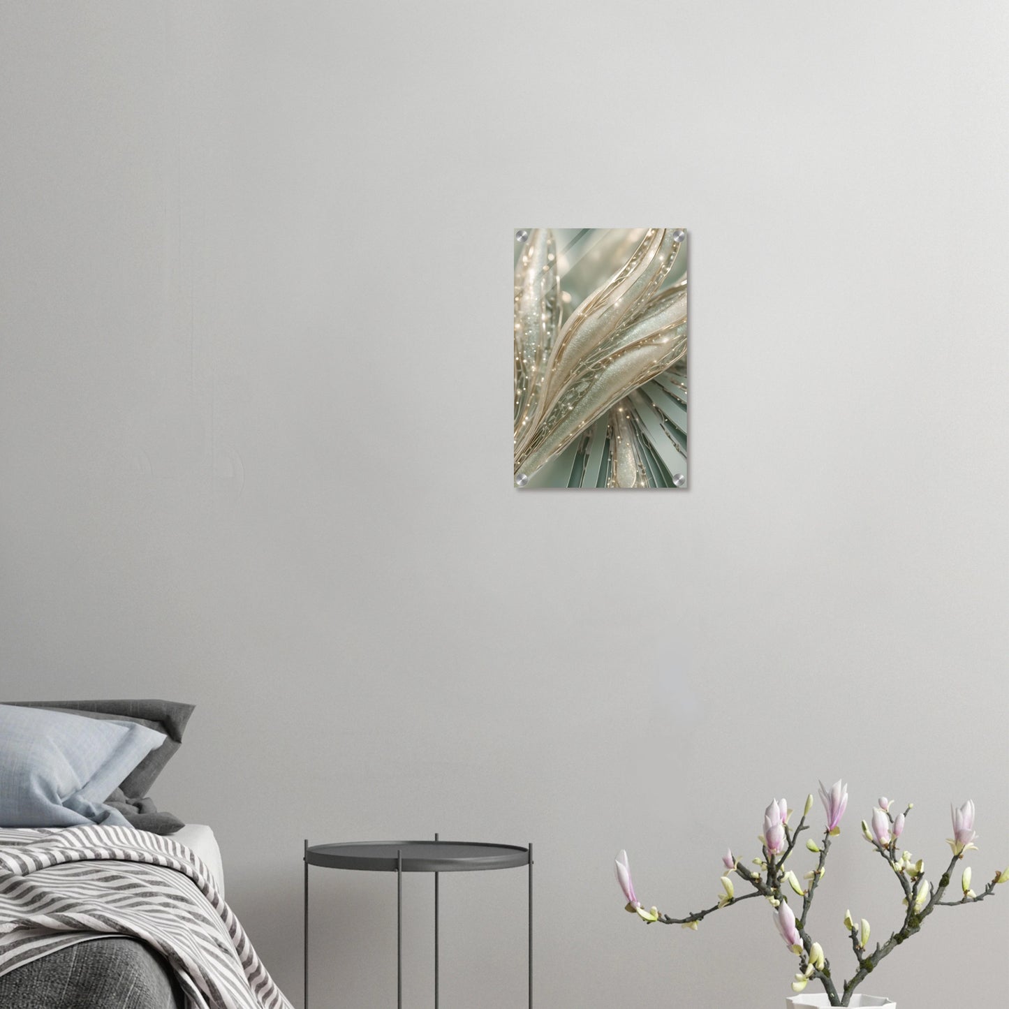 Abstraktes Kunstwerk mit organischen, cremefarbenen Strukturen, glitzernden Kristalldetails und weißen Perlen. 30x45 cm. Acryl