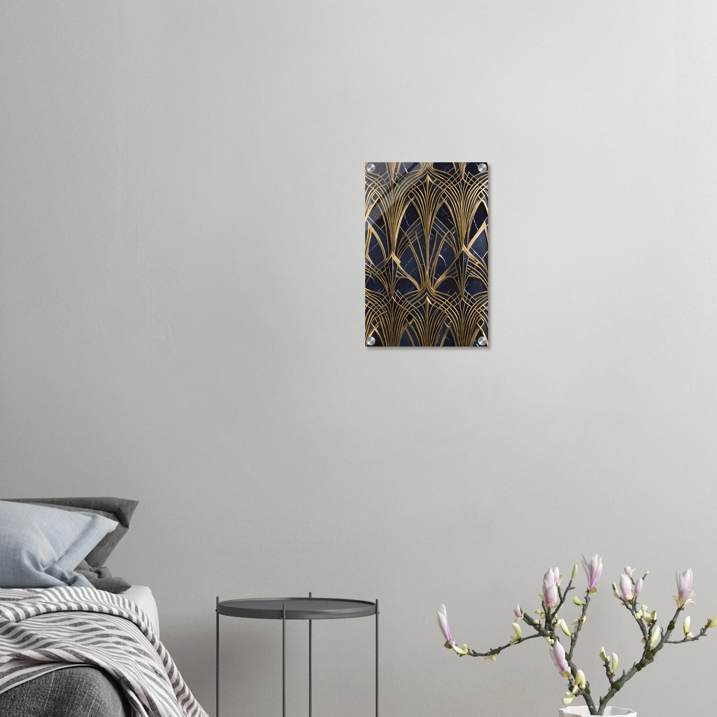 Modernes Wandbild mit goldenen, symmetrischen Art-Déco-Bögen auf einem dunkelblauen, marmorierten Hintergrund. 30x45 cm. Acryl