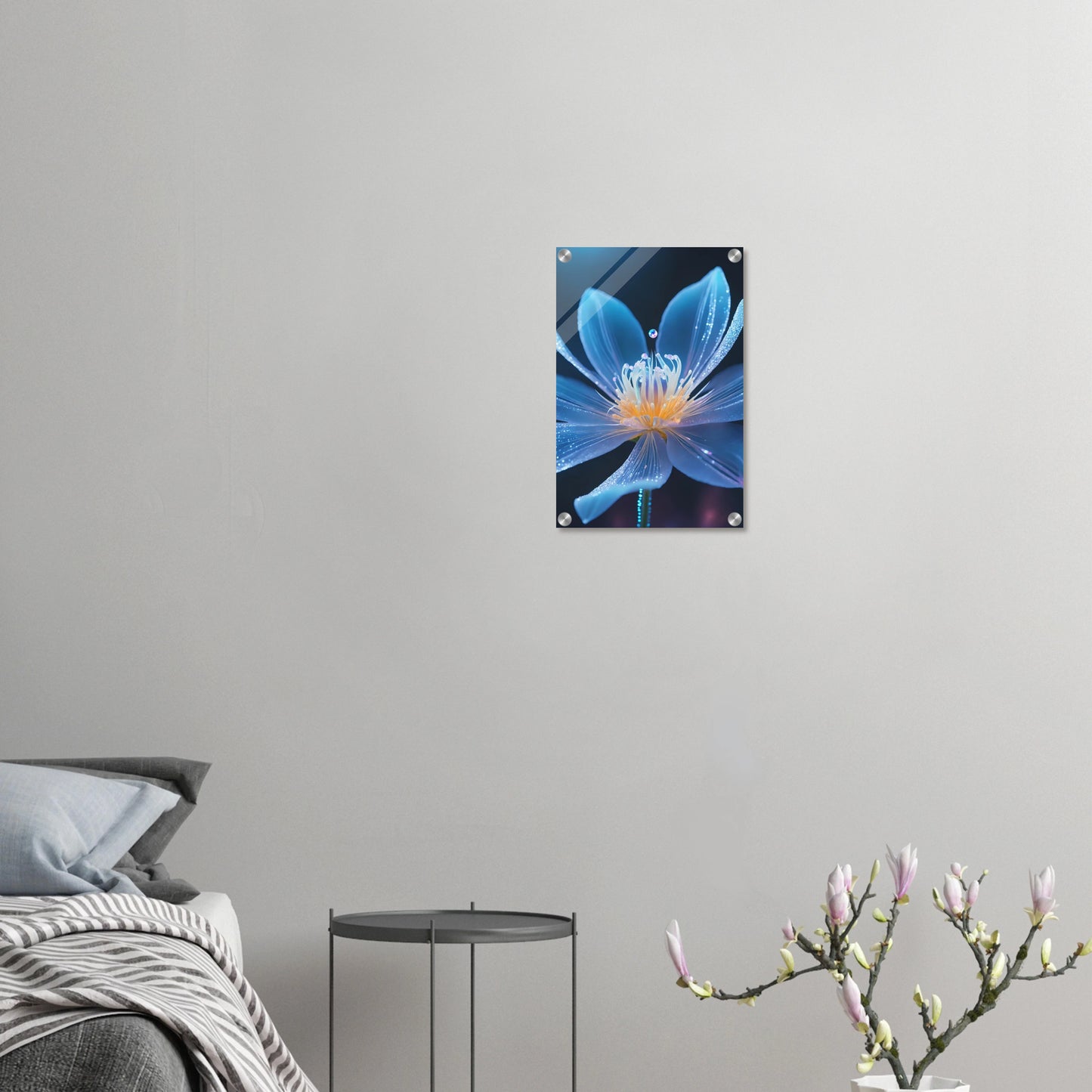 Digitales Wandbild einer blau leuchtenden Blüte mit goldenem Kern und schimmernden Lichtpartikeln auf dunklem Grund. 30x45 cm. Acryl