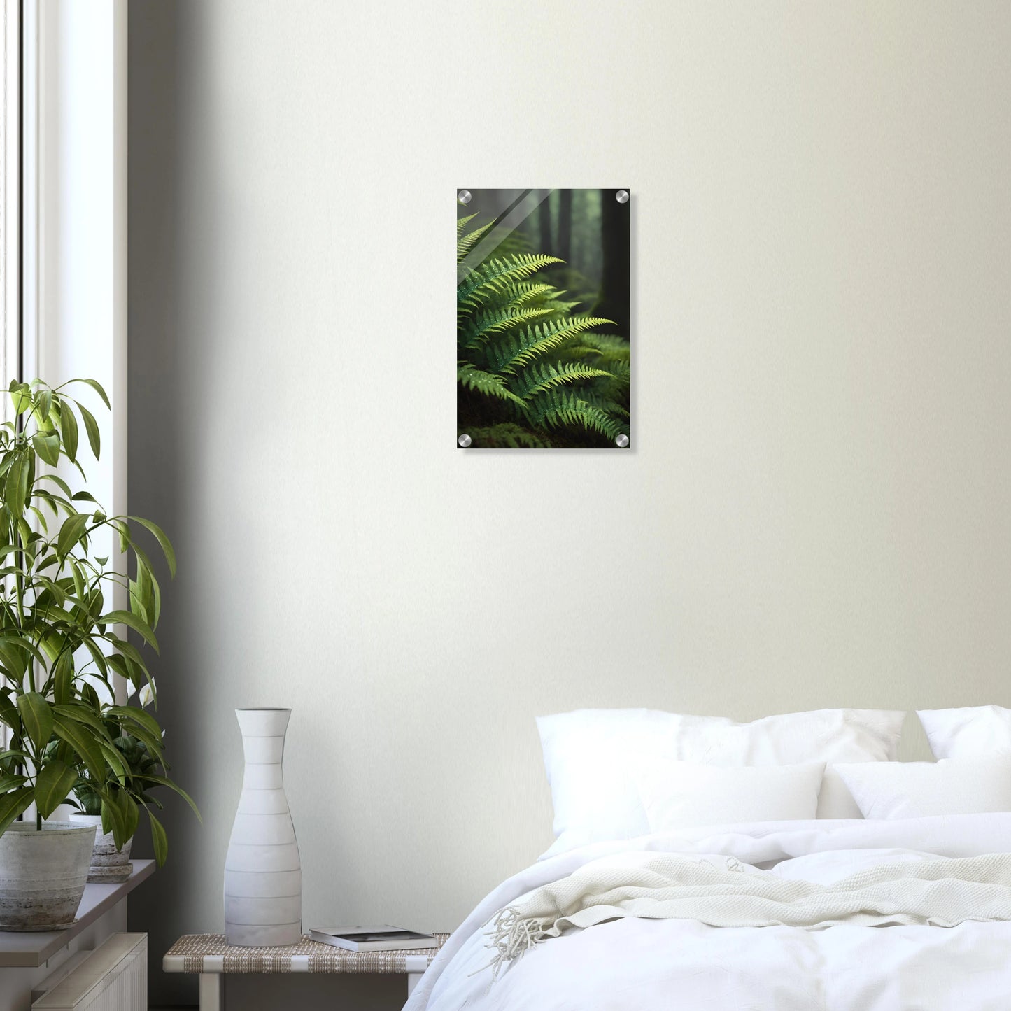 Nahaufnahme von grünen Farnwedeln mit Tautropfen in einem dichten, nebligen Wald mit weichem Hintergrund. 30x45 cm. Acryl