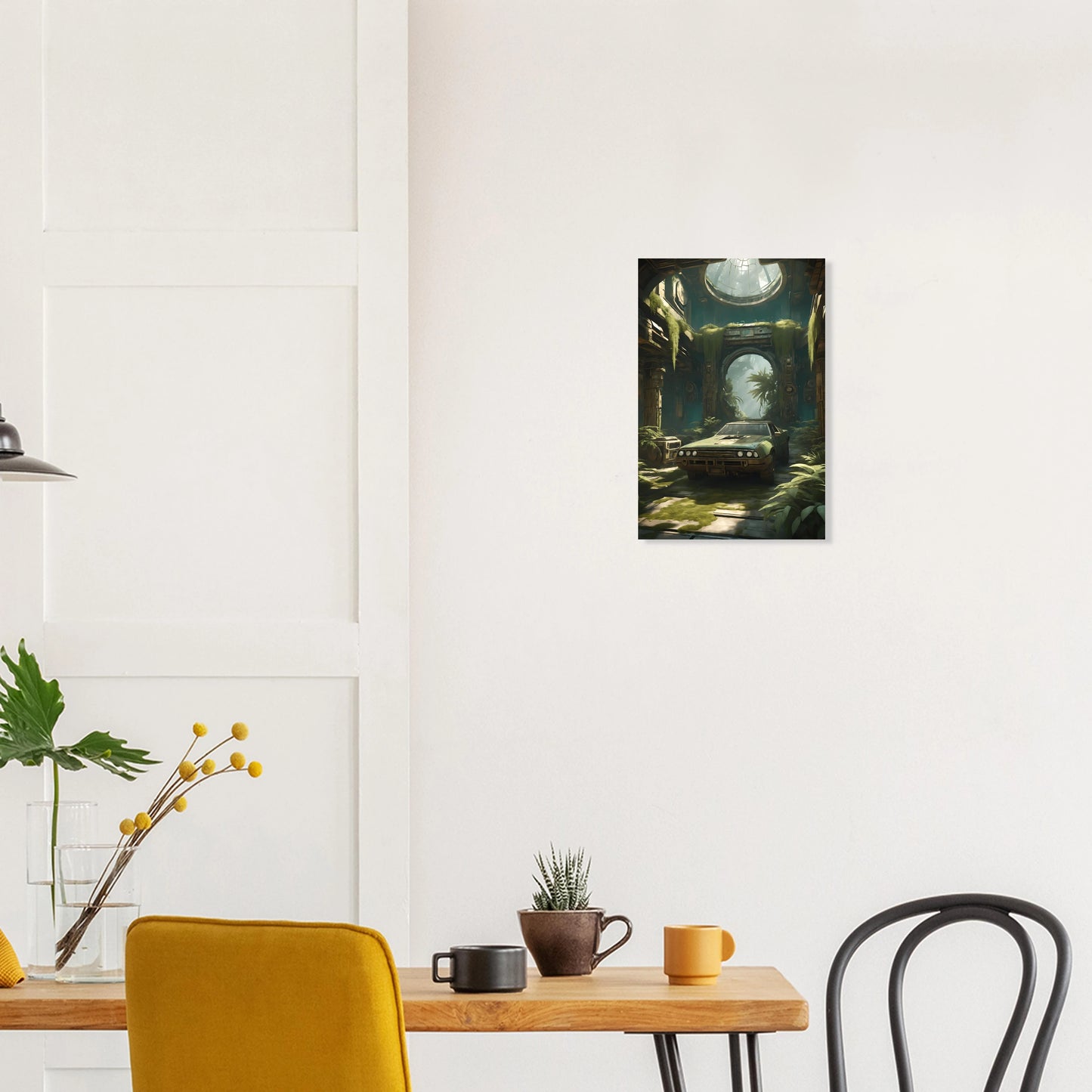 Digitales Kunstwerk eines alten, grünen Autos in einer großen, von Pflanzen und Moos bewachsenen Tempel-Ruine mit Lichteinfall von oben. 30x45 cm. Dibond