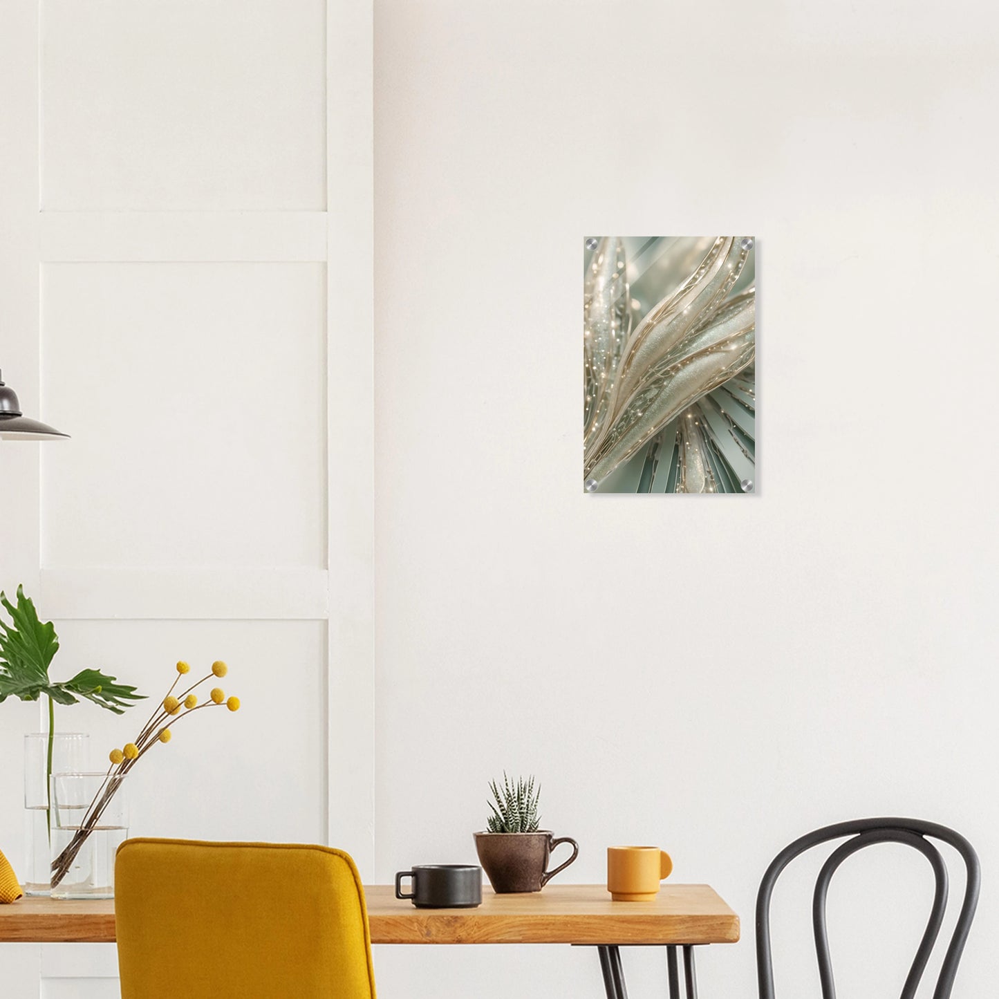 Abstraktes Kunstwerk mit organischen, cremefarbenen Strukturen, glitzernden Kristalldetails und weißen Perlen. 30x45 cm. Acryl