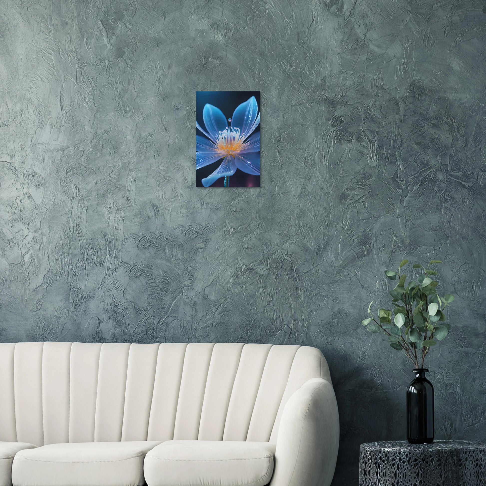 Digitales Wandbild einer blau leuchtenden Blüte mit goldenem Kern und schimmernden Lichtpartikeln auf dunklem Grund. 30x45 cm. Brushed