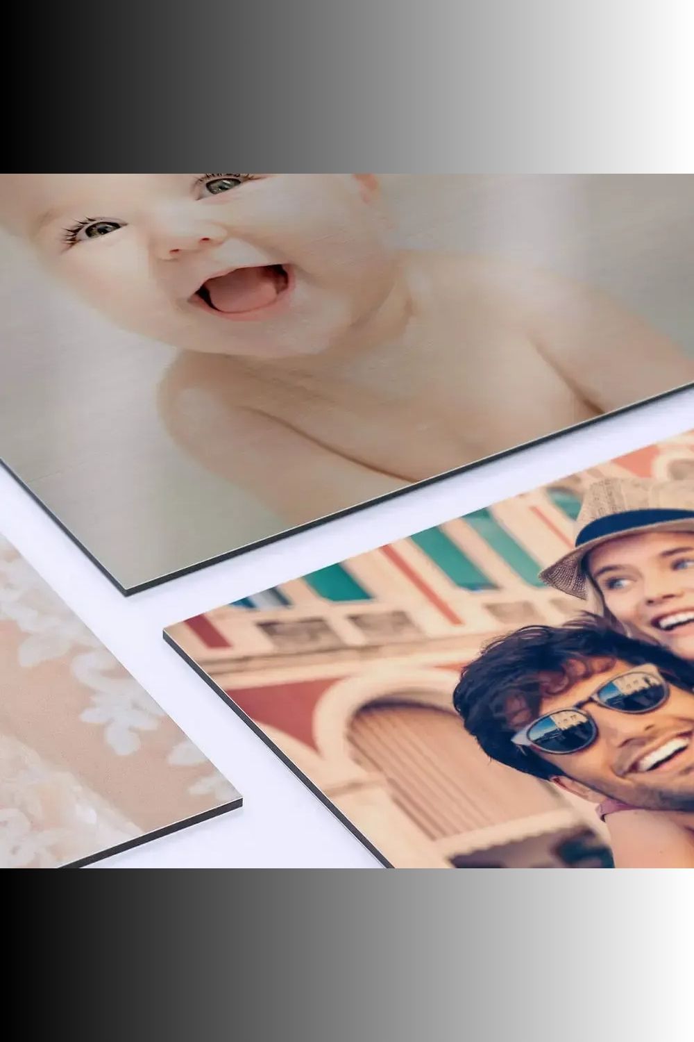 Detailreiches Fantasy-Wandbild einer knienden Frauengestalt mit smaragdgrüner Drachenhaut, Hörnern und großen Flügeln auf einem Waldweg Brushed