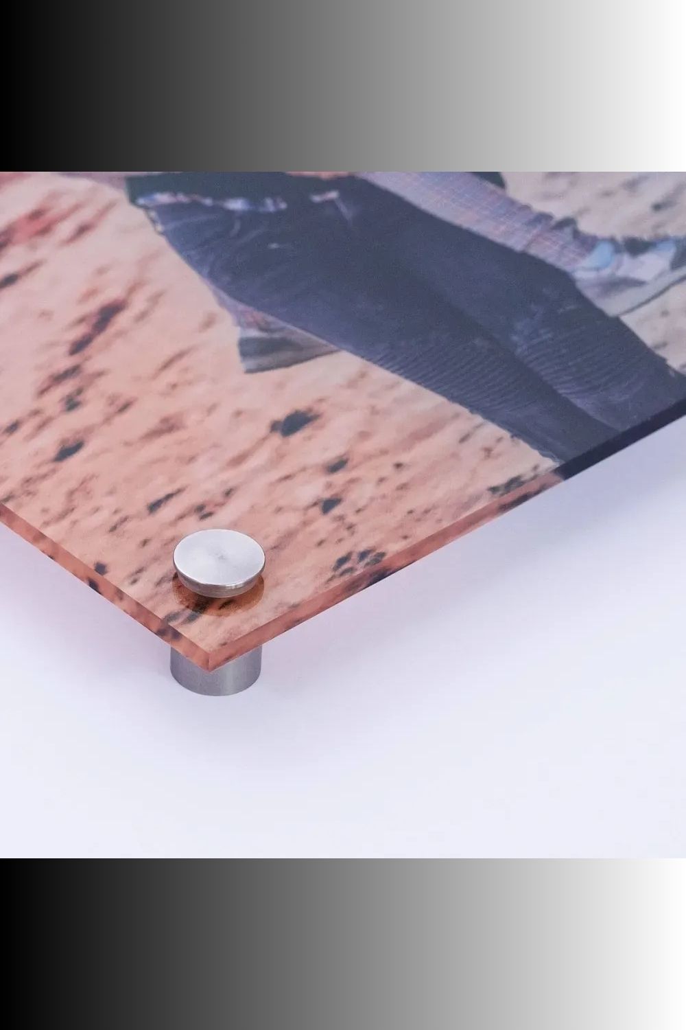 Detailliertes Wandbild eines transparenten Blattes in Glas-Optik mit violett und blau leuchtenden Adern vor einem dunklen Hintergrund. Acryl