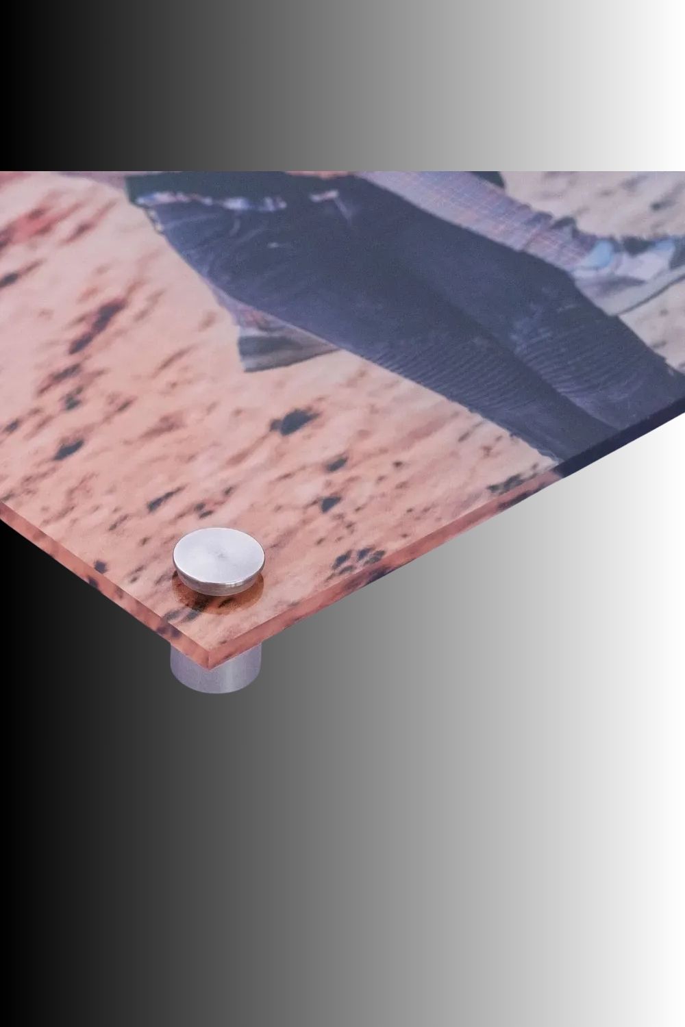 Futuristisches Hypercar-Wandbild in Schwarz mit leuchtend blauen Neon-Konturen und glühenden Felgen auf nasser Fahrbahn bei Nacht. 60x90 cm. Acryl