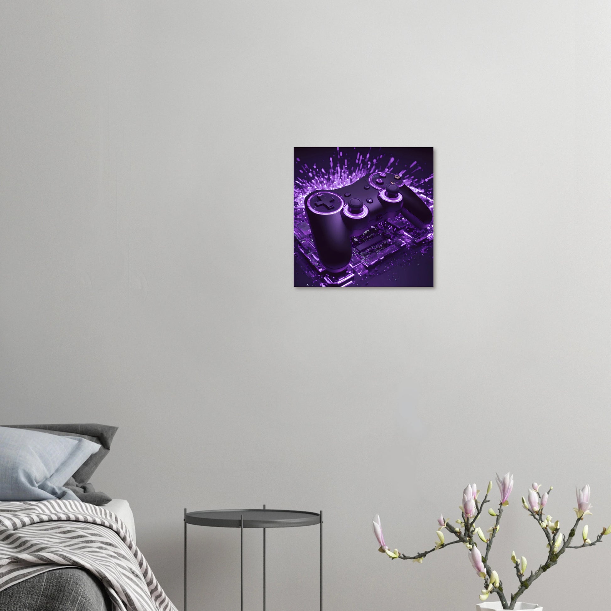Modernes Gaming-Wandbild mit einem schwarzen Controller, der von violettem Neonlicht und Lichtpartikeln umgeben ist. 40x40 cm. Dibond